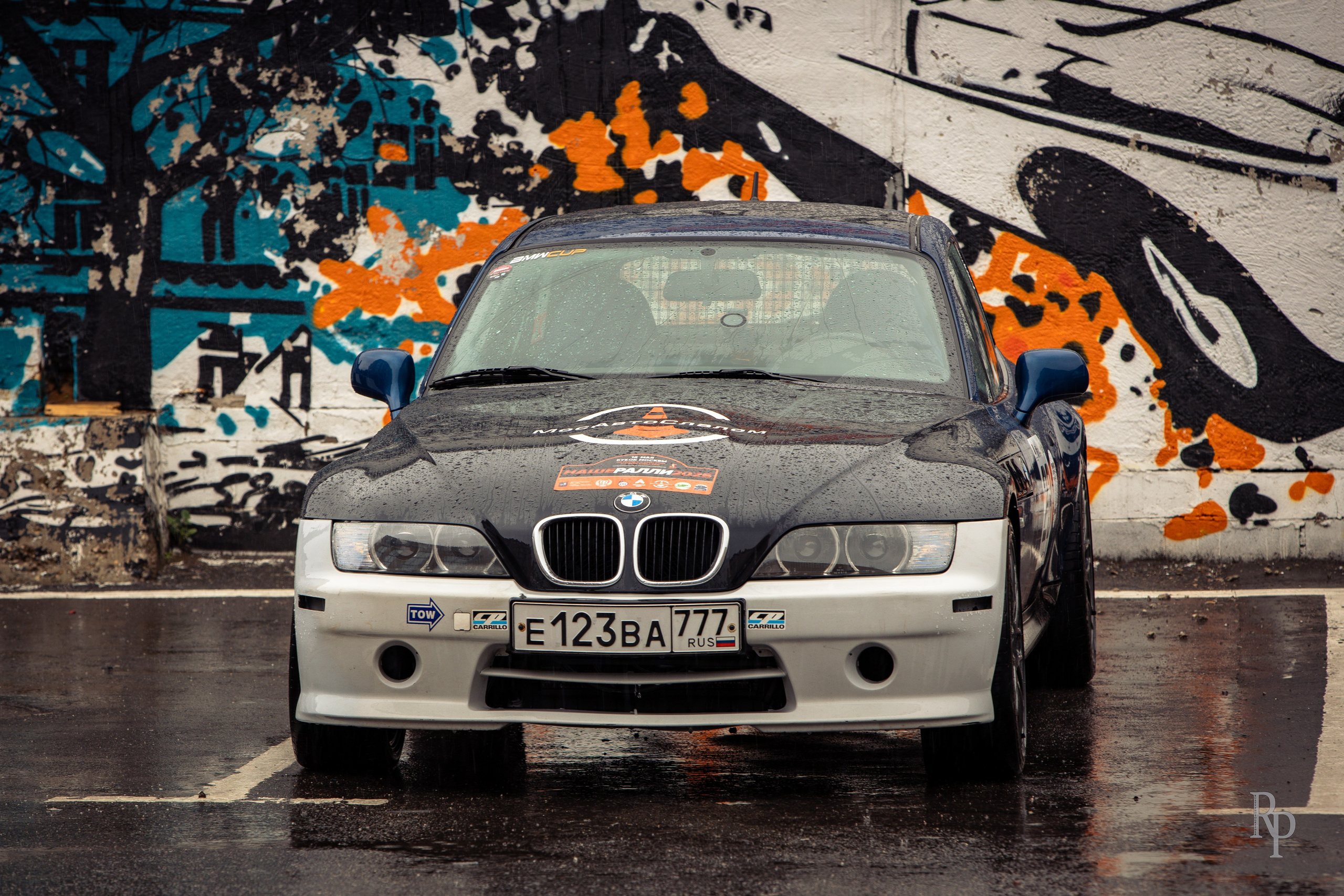 SHOWDOWN. Rusty Photographer