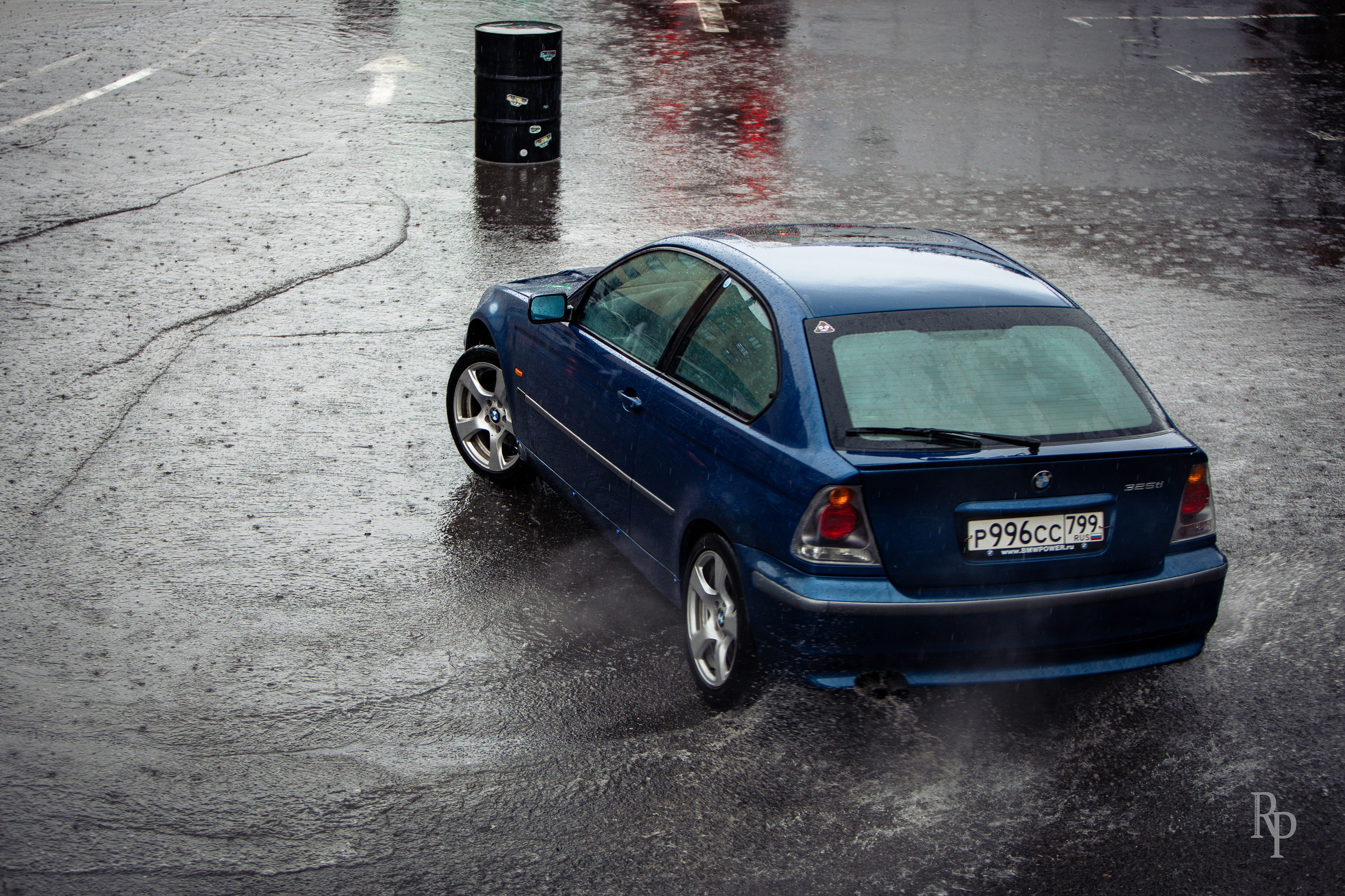 SHOWDOWN. Rusty Photographer