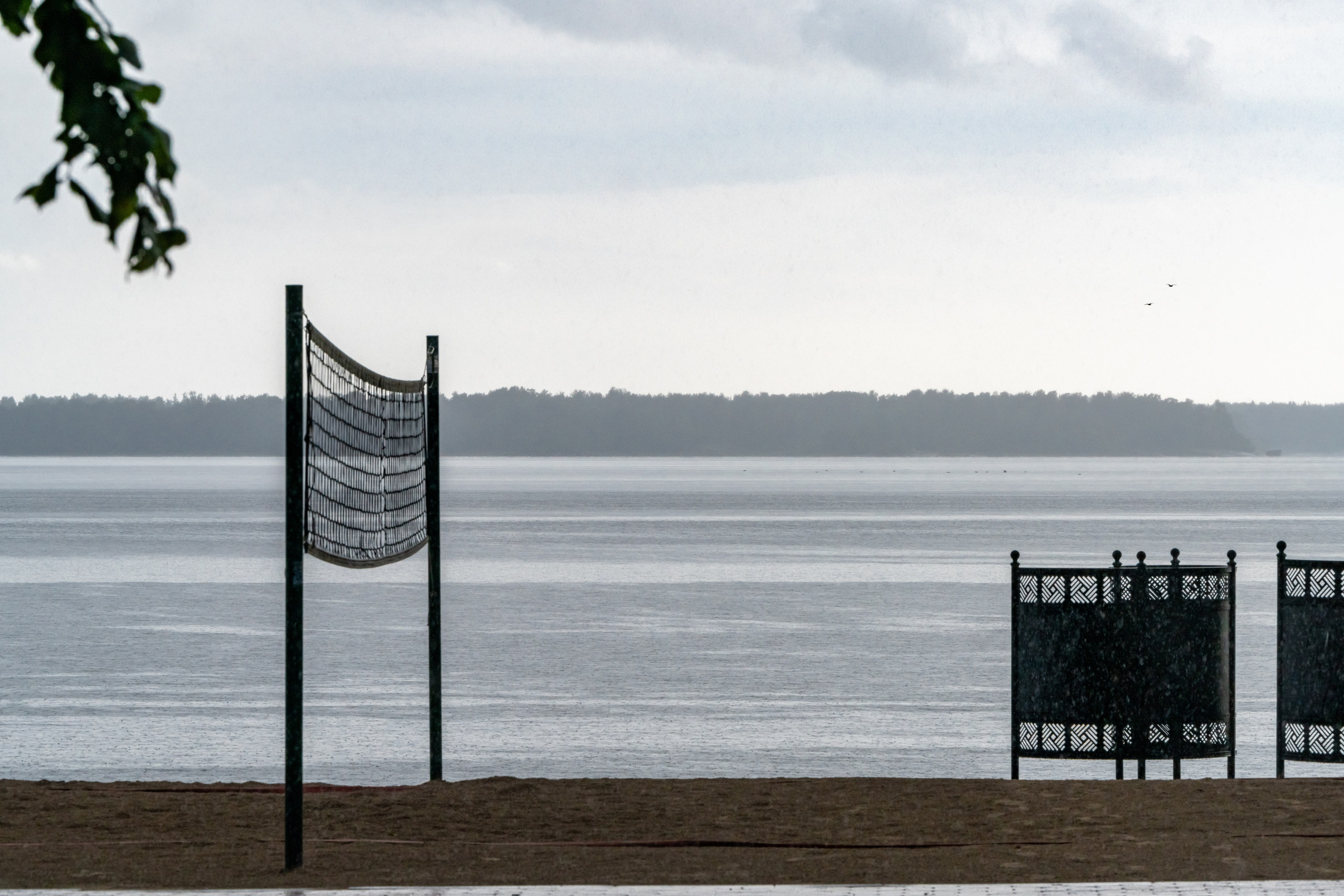 Пляж в Выборге в дождливую погоду