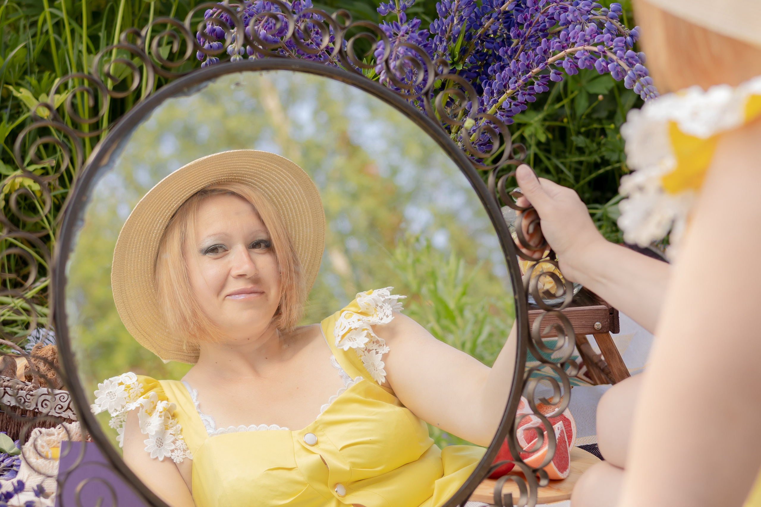 Девушка в соломенной шляпе на люпиновом поле