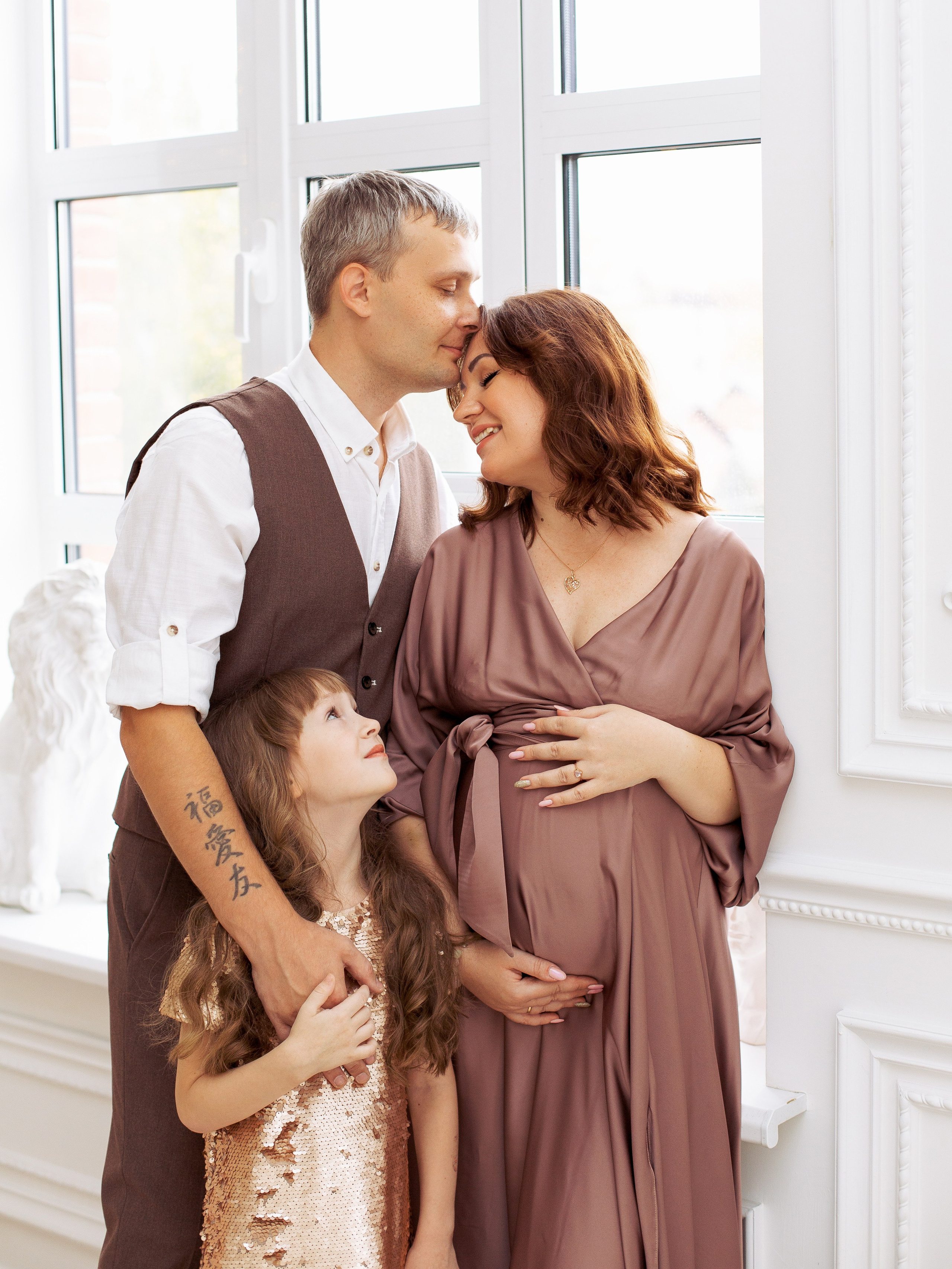 Семейная Новогодняя фотосессия в студии в городе Ростове-на-Дону для Александра, Анастасии и Ольги