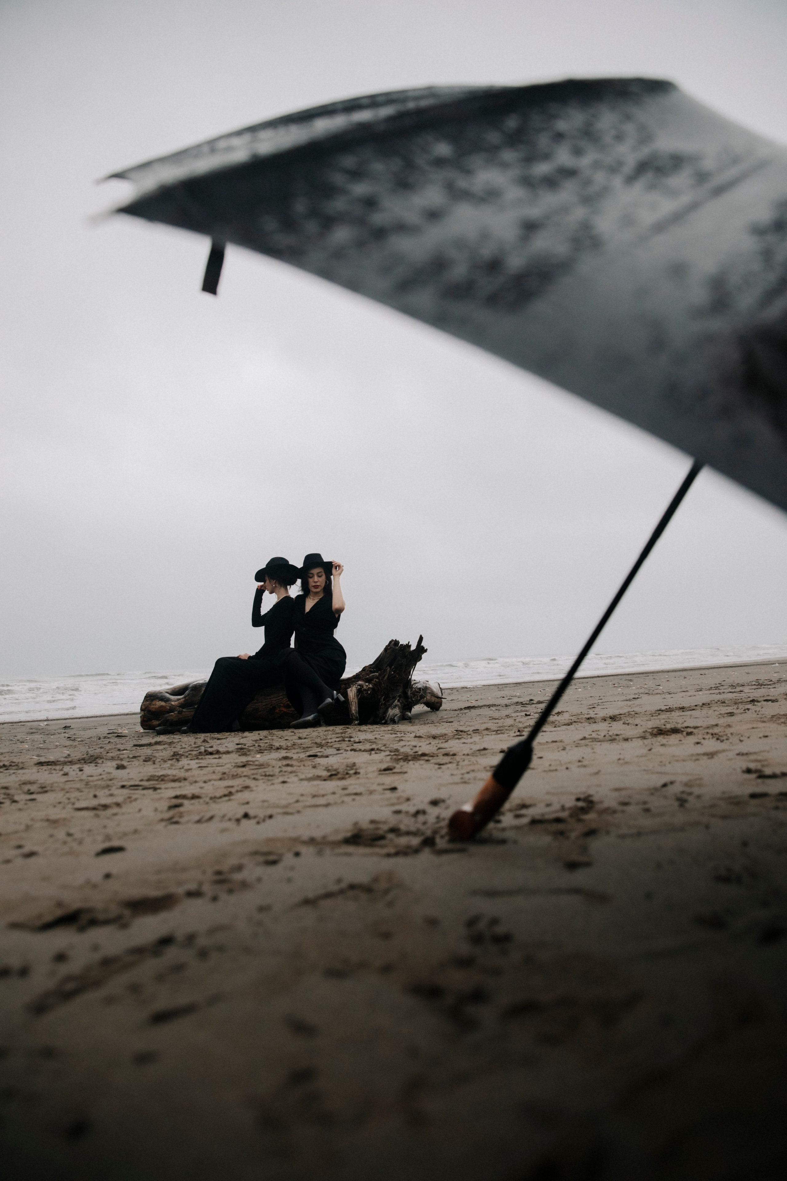 Фотосессия в пасмурную погоду, фотосессия в горах, фотосессия на пляже, фотосессия в туман, фотосессия у моря, фотосессия в черном, фотосессия с зонтом, фотосессия Дагестан, Дагестан, мафия, женщины, дамы, леди, зонт, мрачная погода