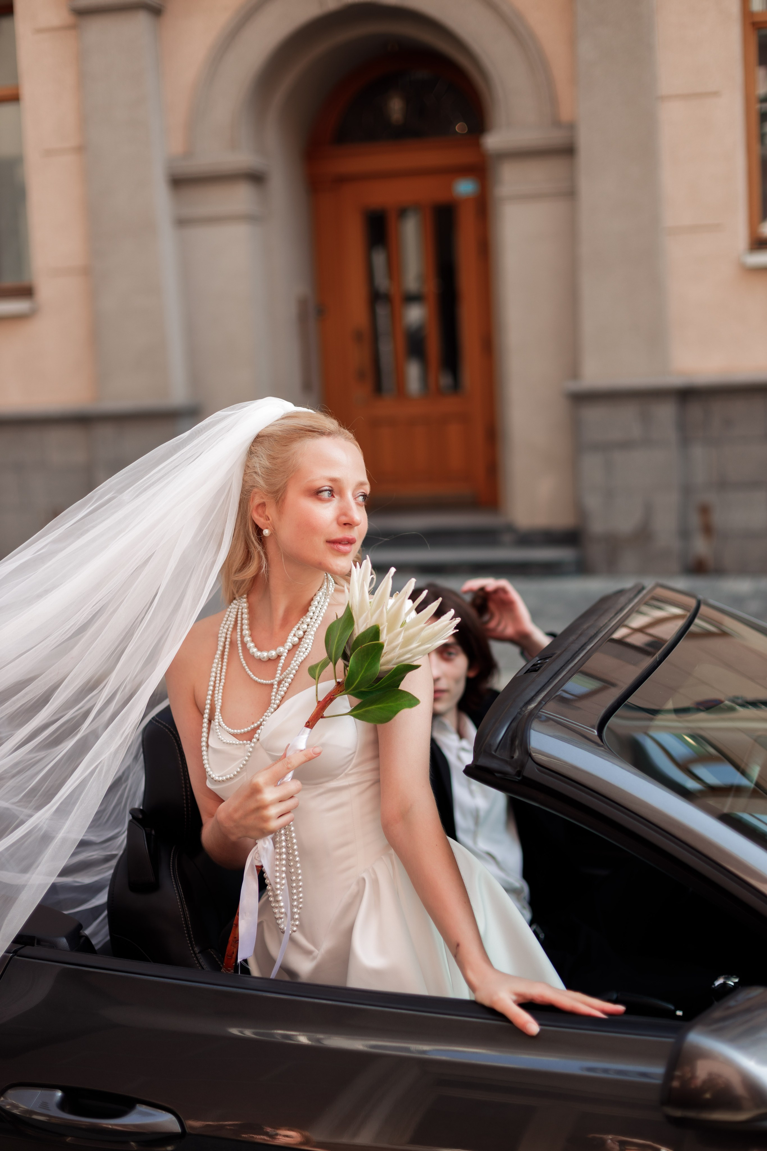 Свадебная фотосессия с автомобилем в центре Москвы, фотограф свадьбам Москва