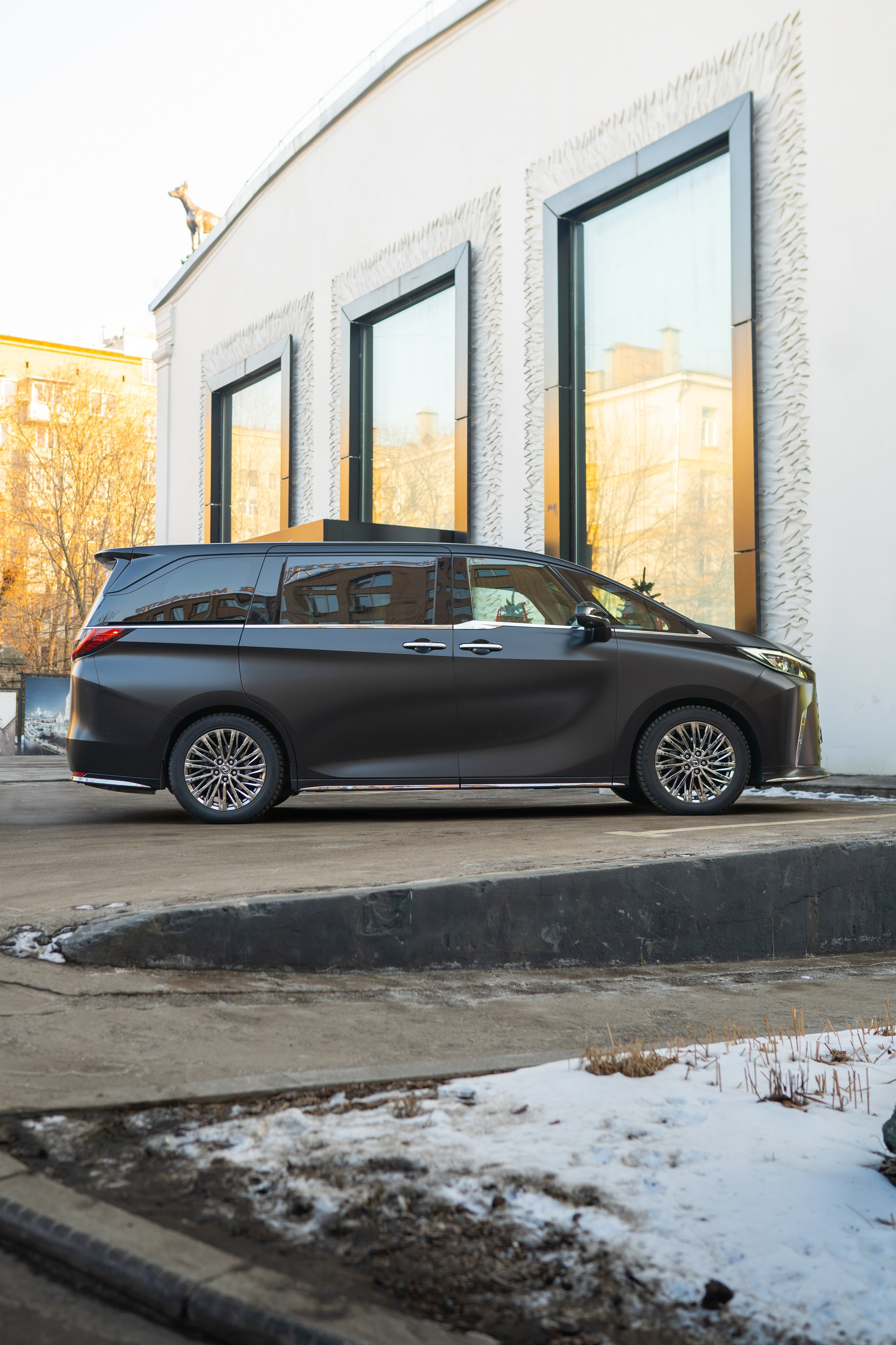 Lexus LM350h. Mirllaev