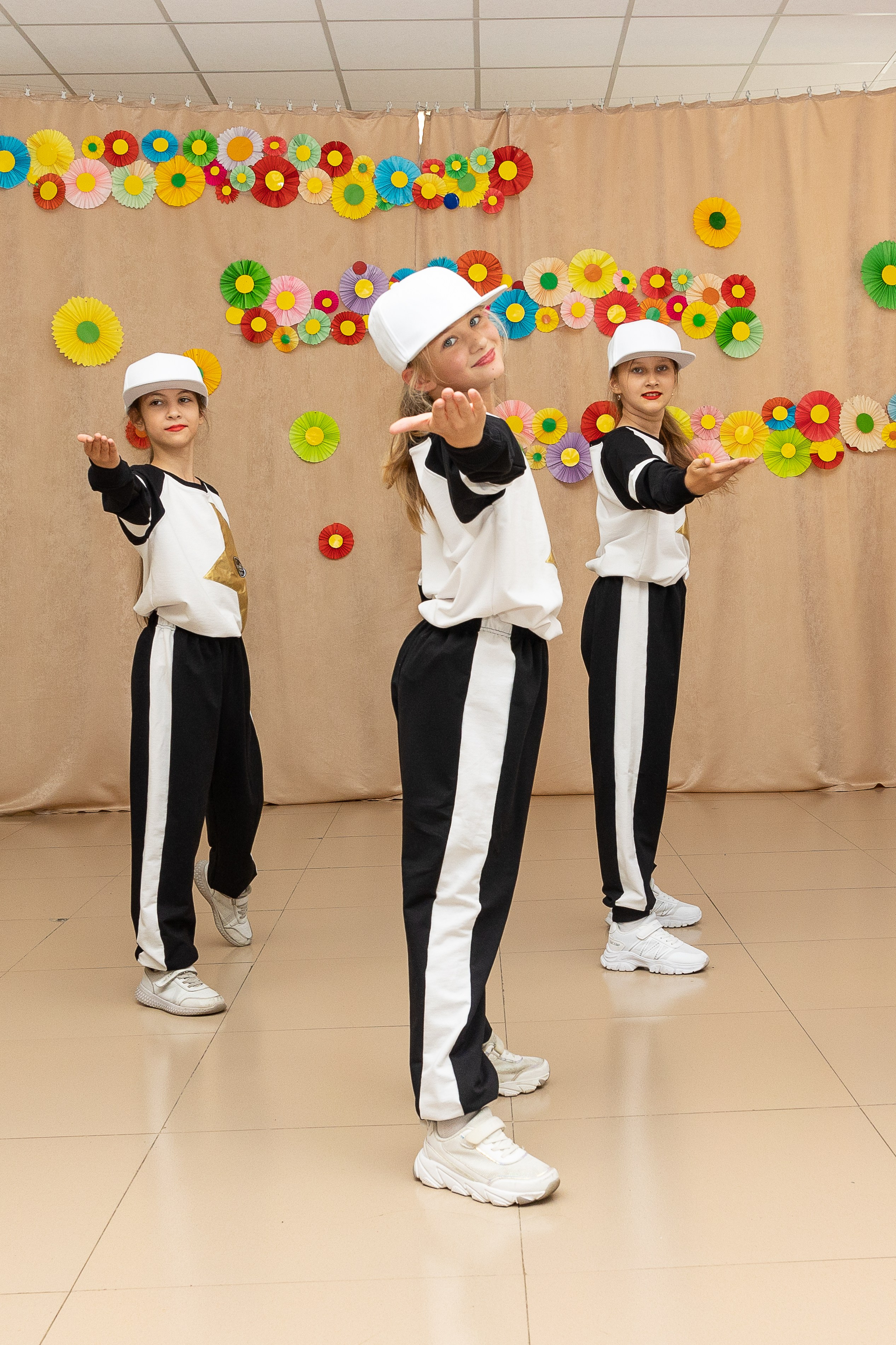 Выступление танцевального коллектива Браво. Выпускные альбомы во Владивостоке