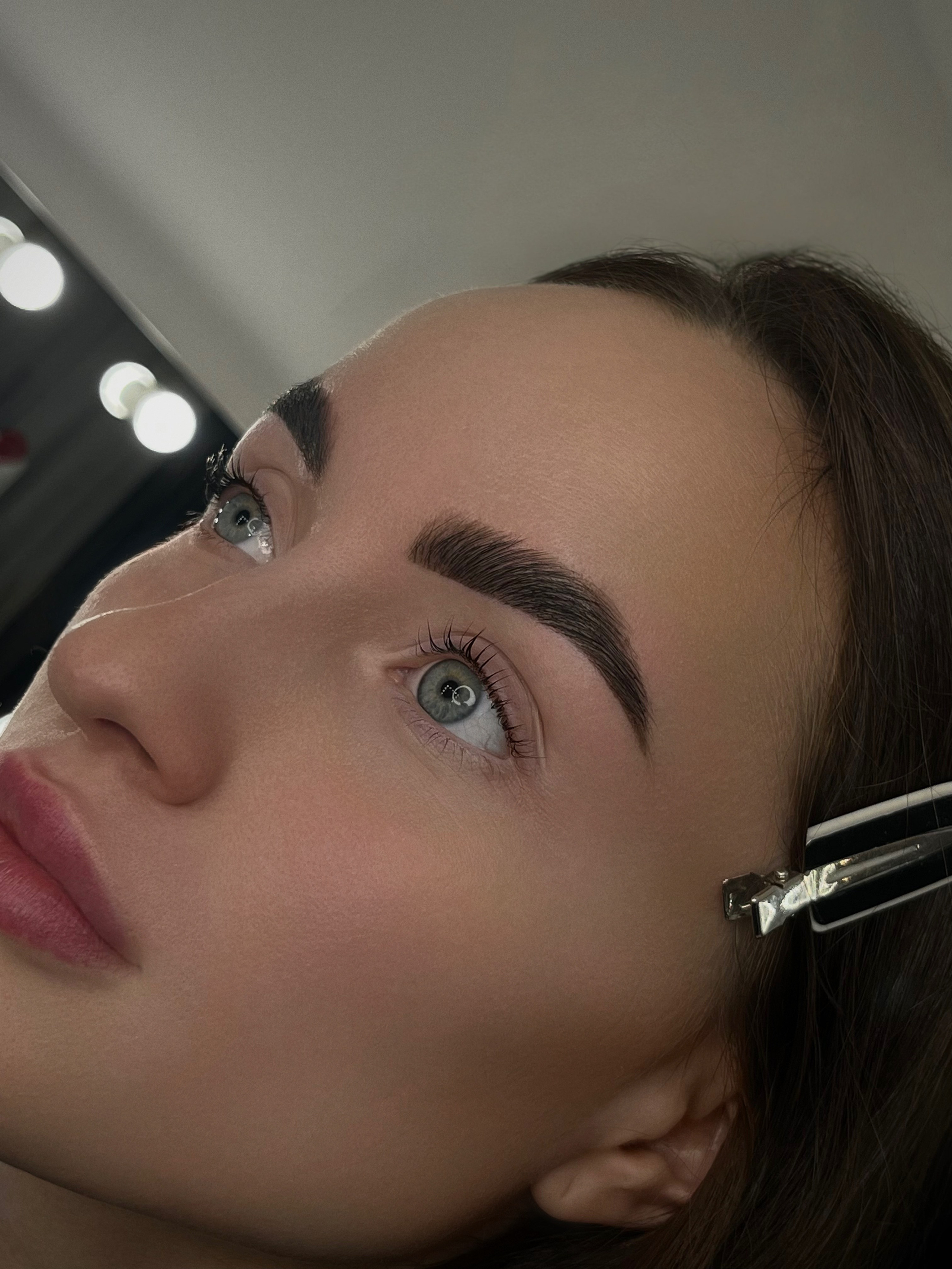 Брови. Студия визажистов, стилистов по прическам, бровистов и мастеров по ресницам