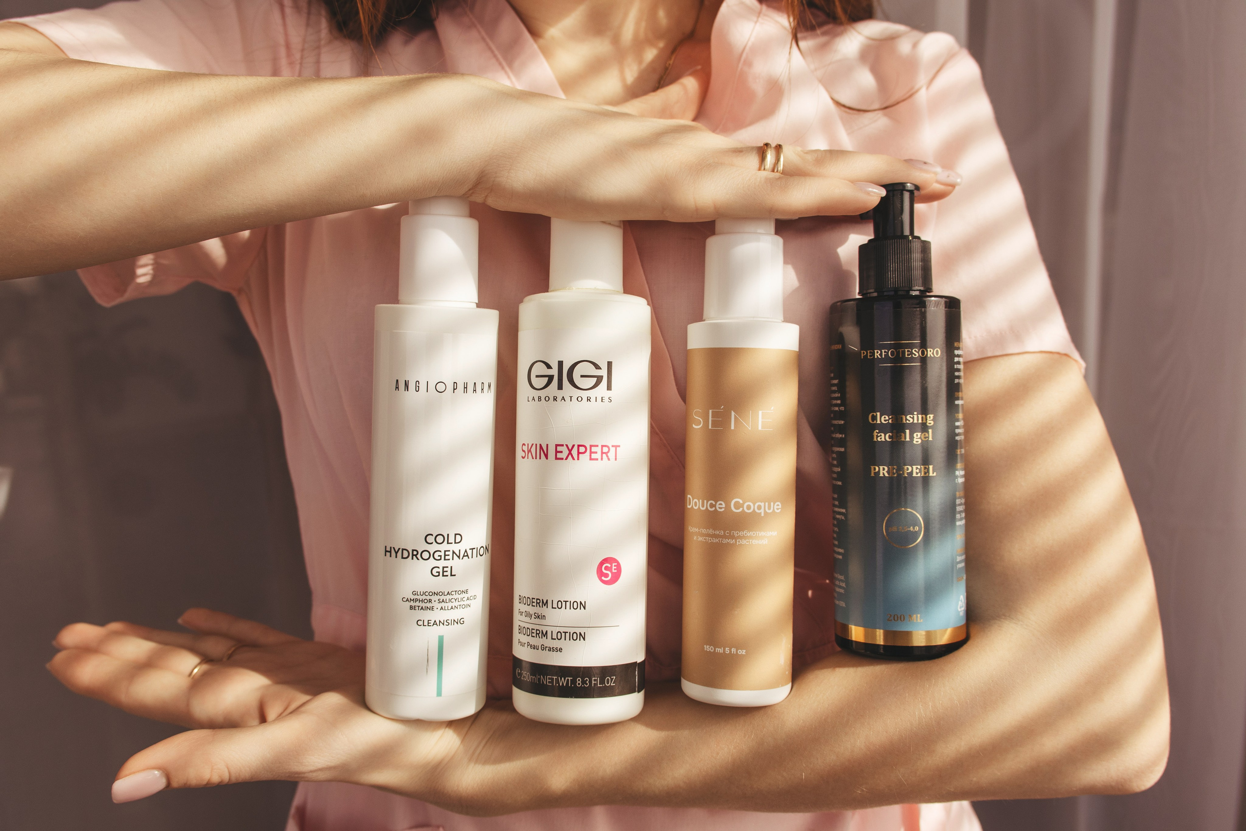 Косметолог и его продукция в руках