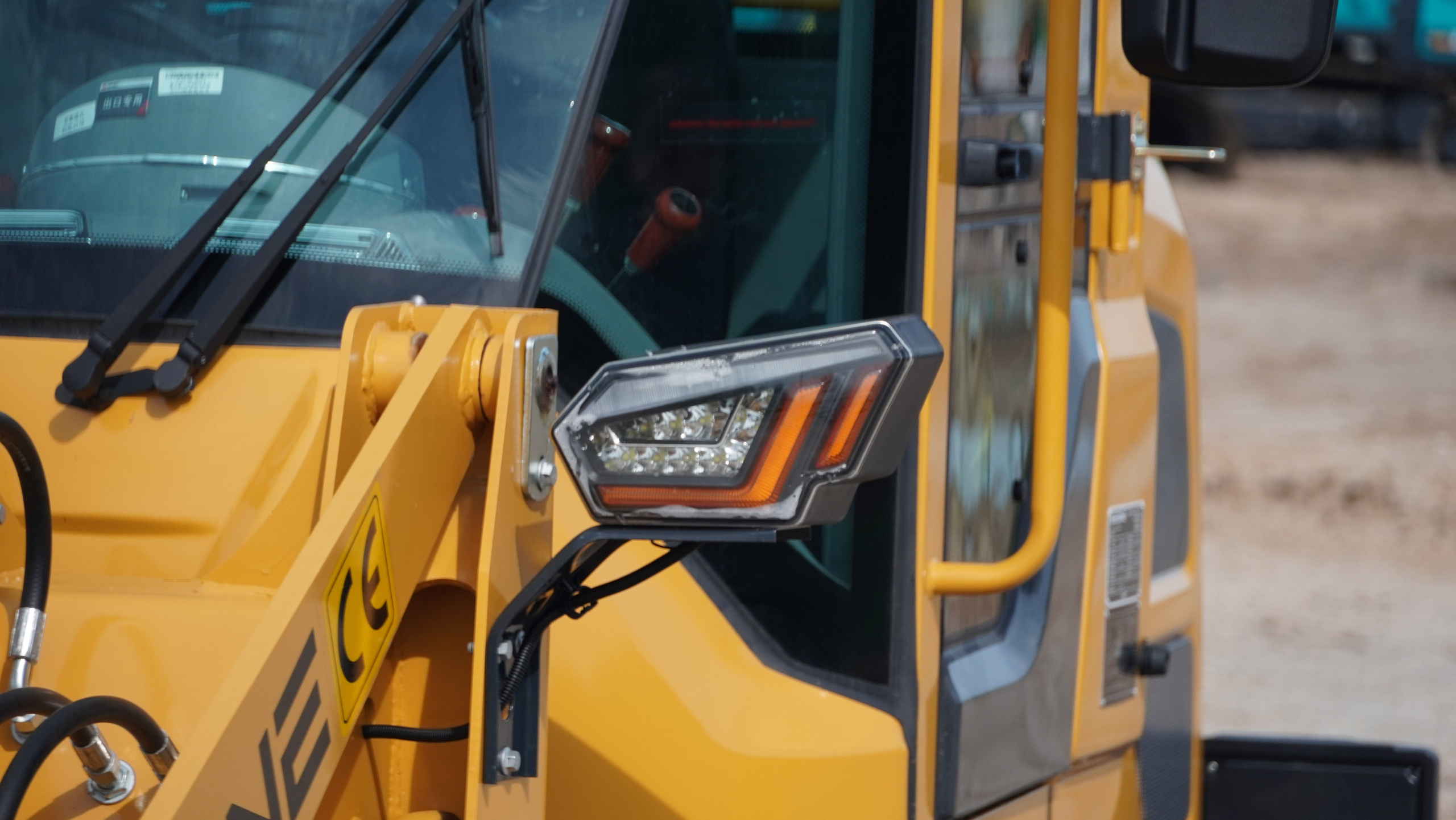 Фото фронт.погр. Beezone 906. Продажа и обслуживание грузовой техники и спецтехники в г. Новосибирск компания СТИ