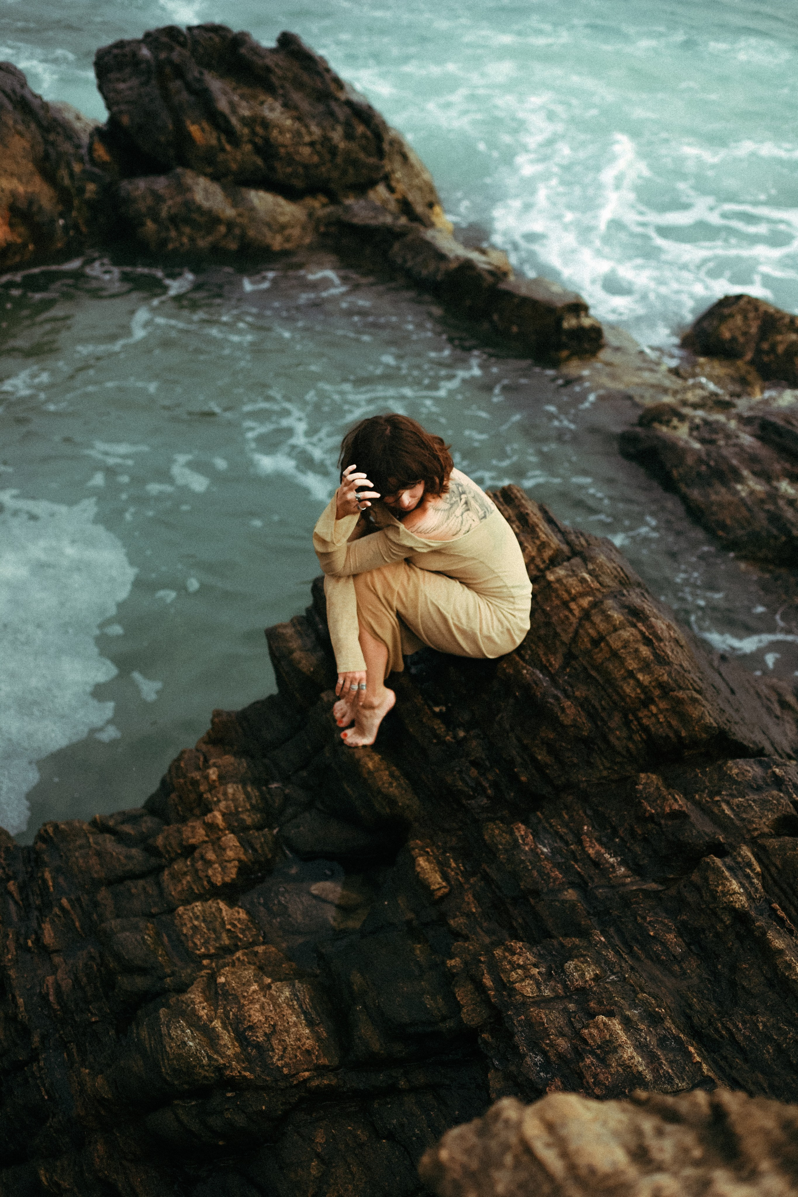 Эстетичные кадры на закате: девушка в прозрачном платье на камнях у отеля Naomi Beach | Нюд-фото. Фотограф на Шри-Ланке