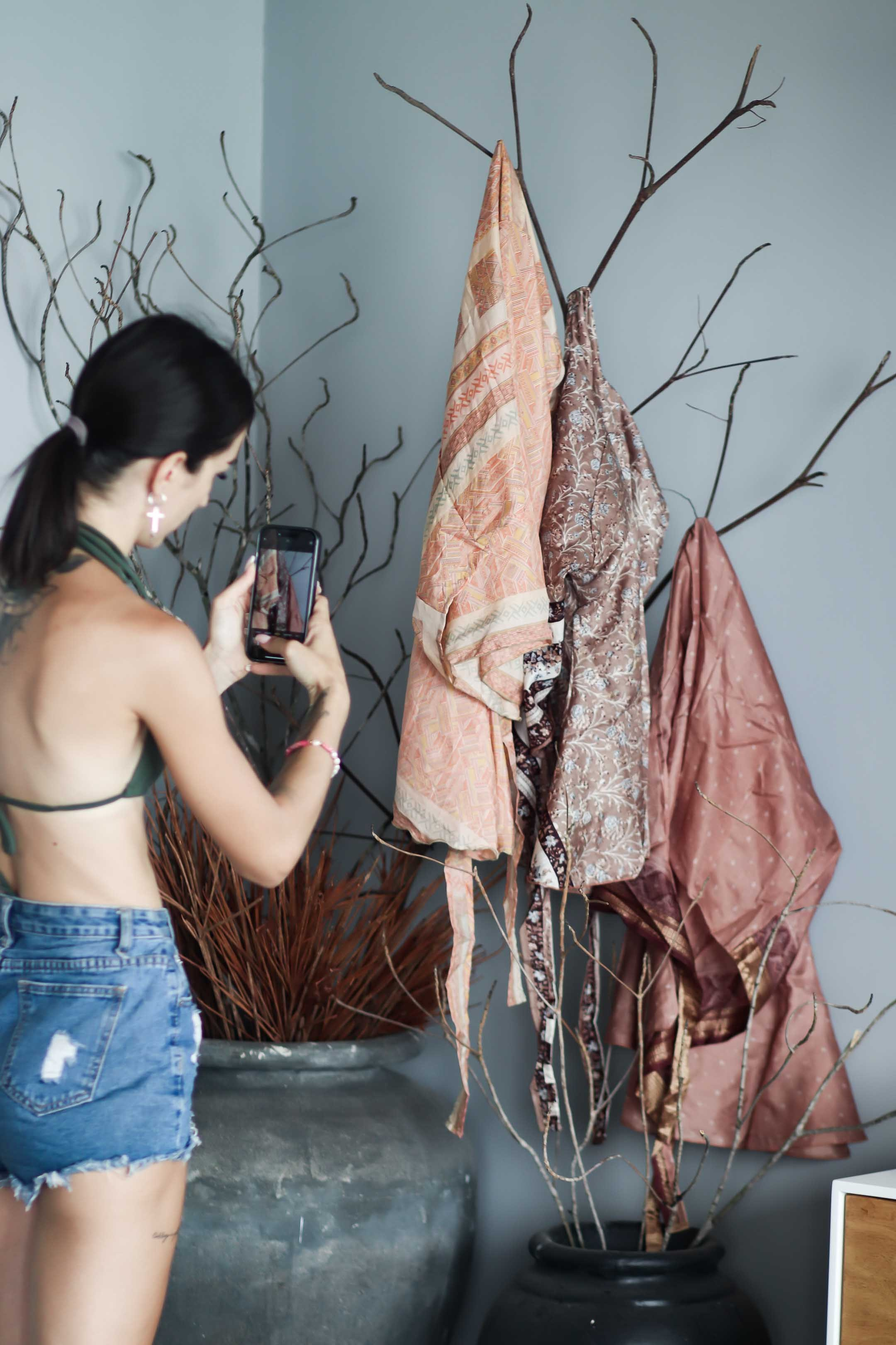 Коллекция купальников бикини. Фотограф на Шри-Ланке