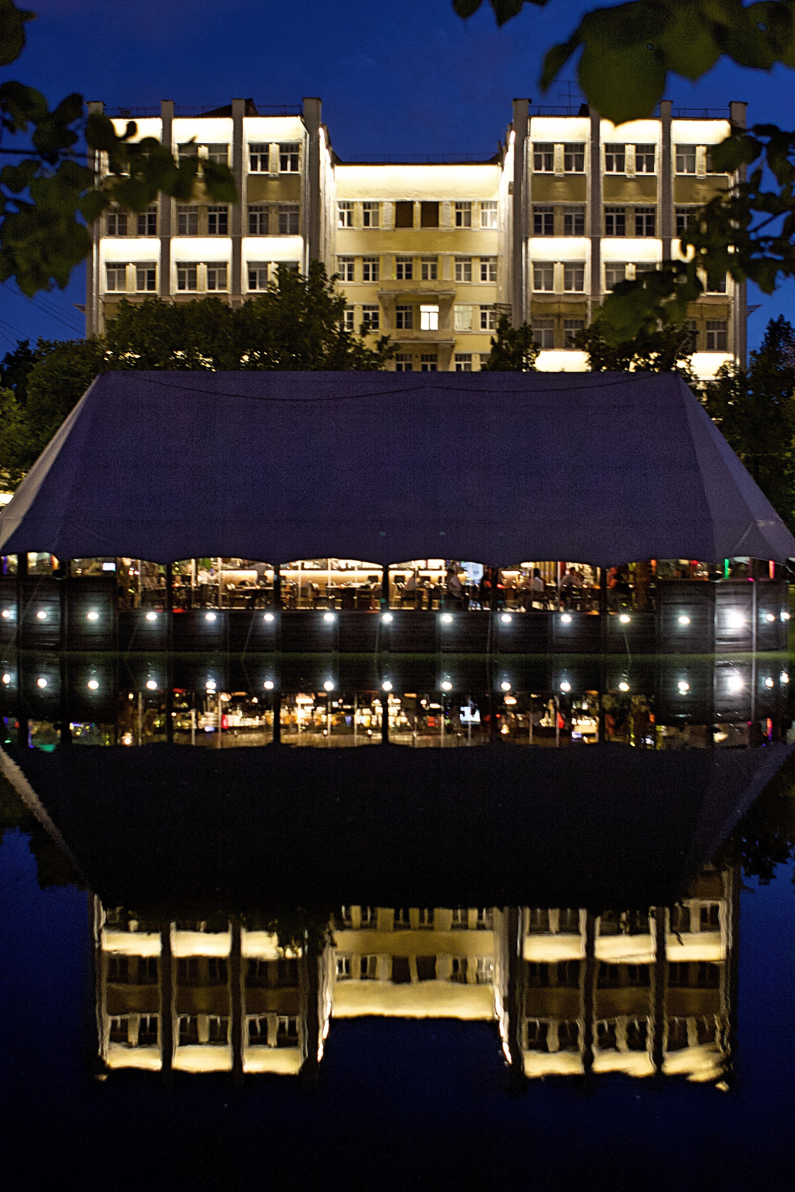 Ресторан "Шатер" в отражении Чистых прудов. Ночью.