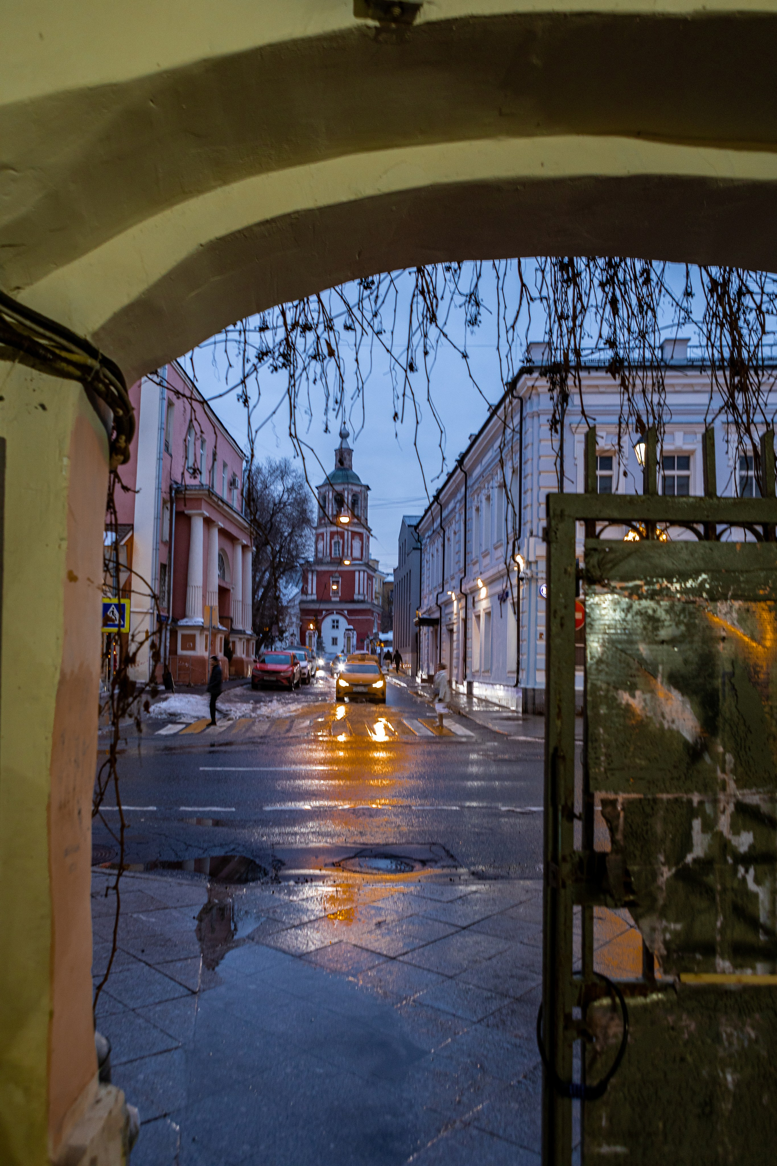 Церковь Введения во храм Пресвятой Богородицы в Барашах. Вид из арки доходного дома на против.