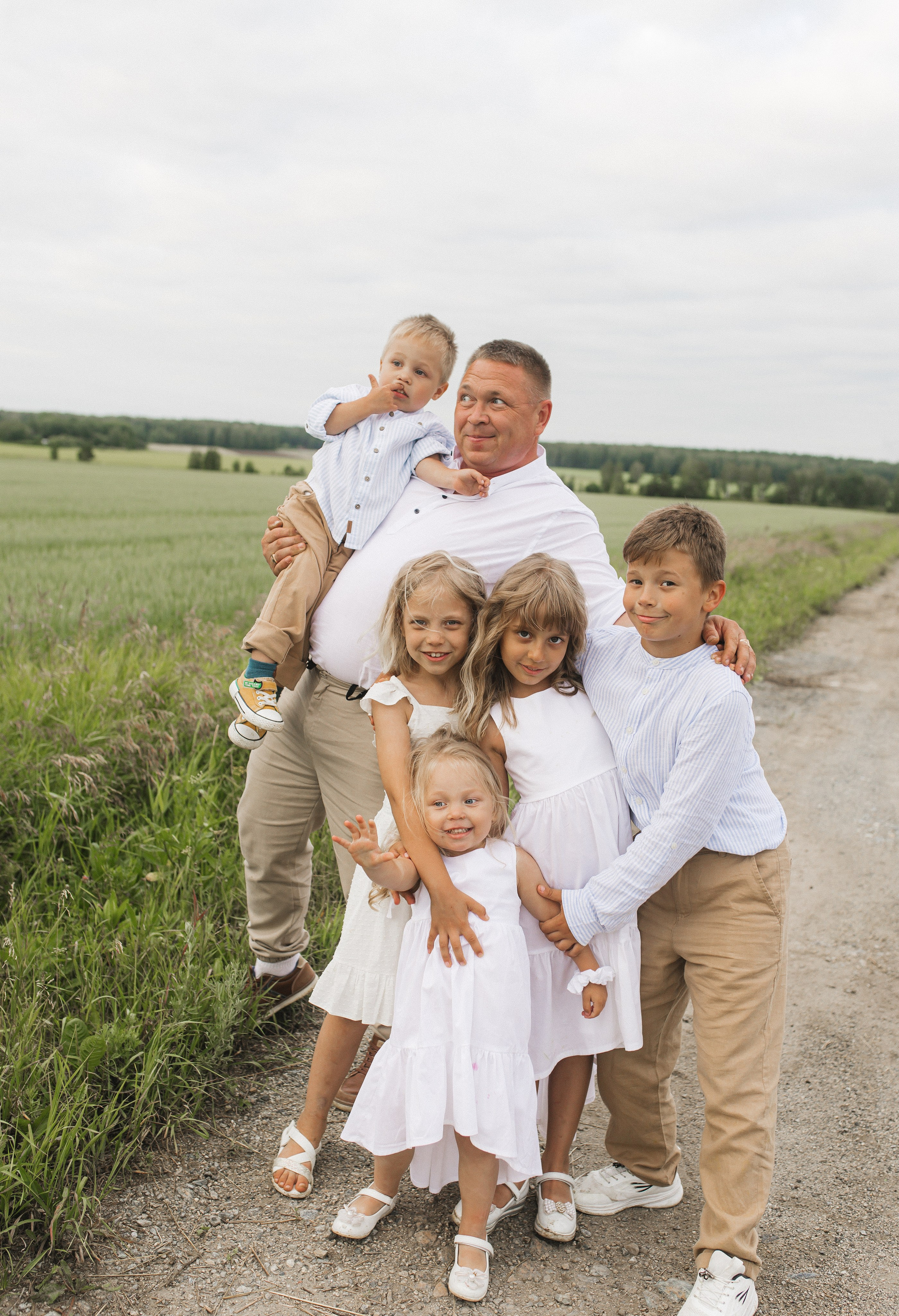 Маша и Миша и их веселая компания (пикник в поле). Семейный и свадебный фотограф в Екатеринбурге Орлова Ирина