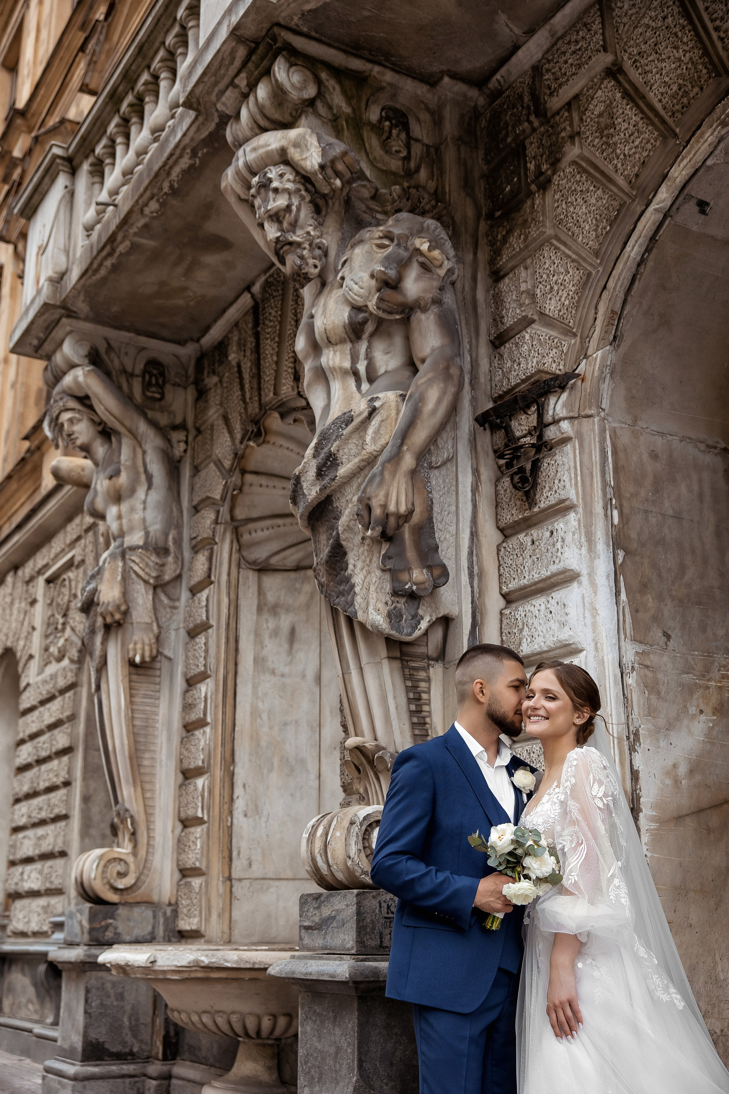 Жених и невеста у фигур атлантов особняка Демидовых в Спб