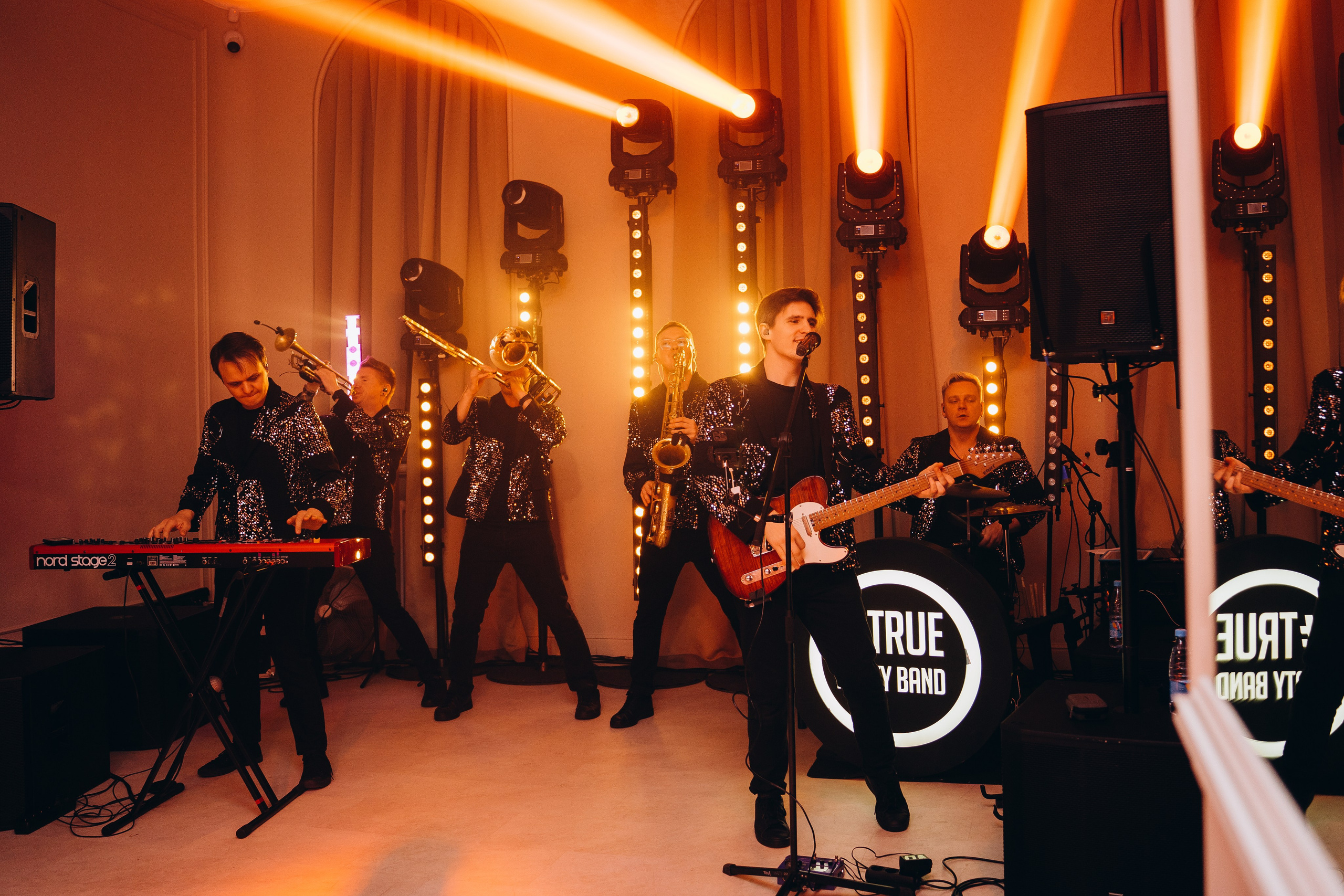 Веселые гости танцуют на свадебном банкете — репортажная съемка свадебных мероприятий в Москве с живыми эмоциями.