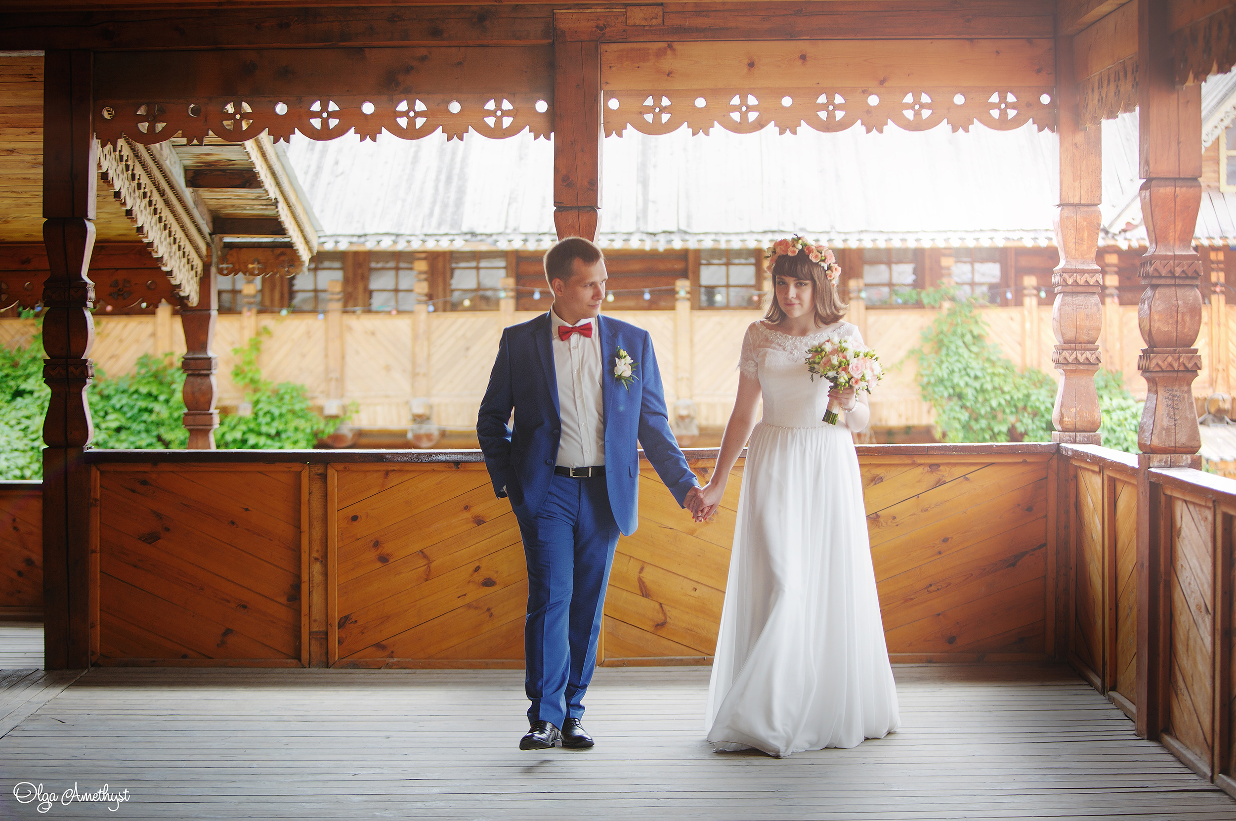 Фотограф фотографирует свадебную прогулку в Измайлово