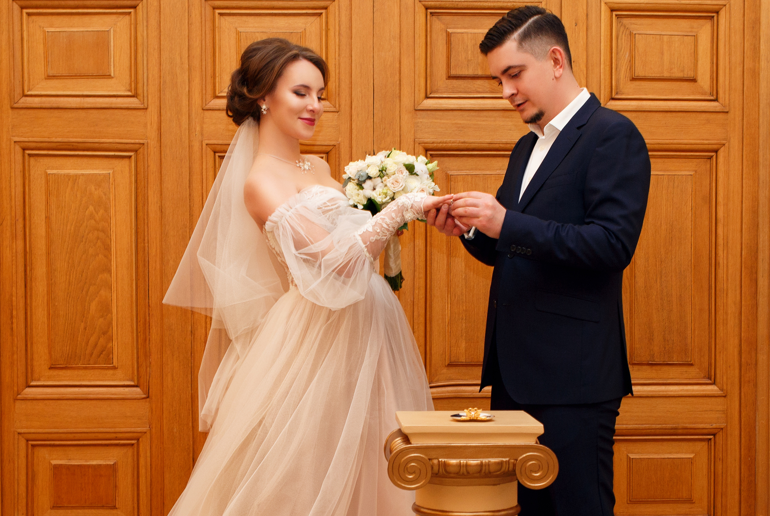Жених и невеста обмениваются кольцами во время свадебной церемонии 