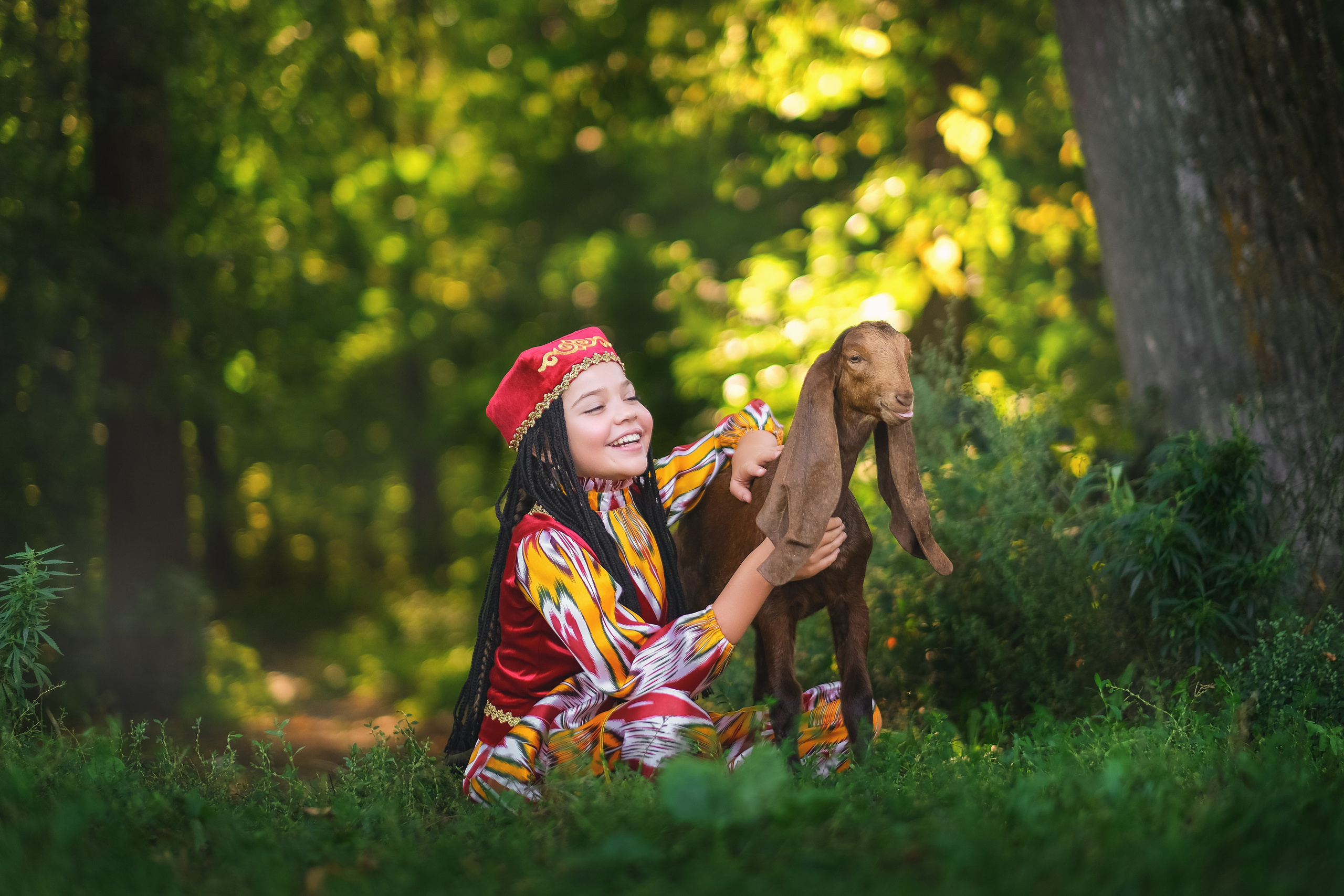 Девочка обнимает козлика