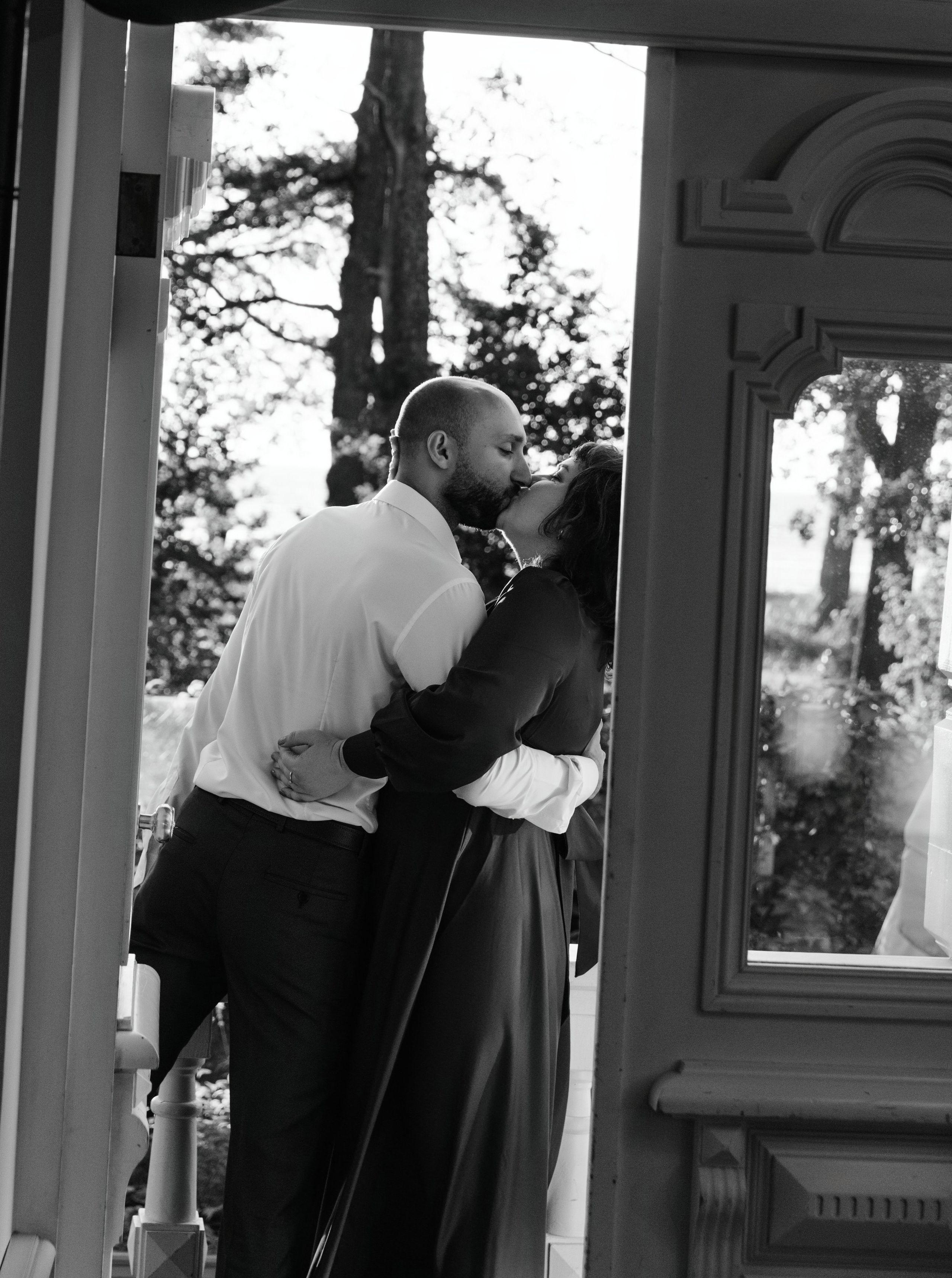 В ЛУЧАХ ЗАКАТА НА БЕРЕГУ МОРСКОМ