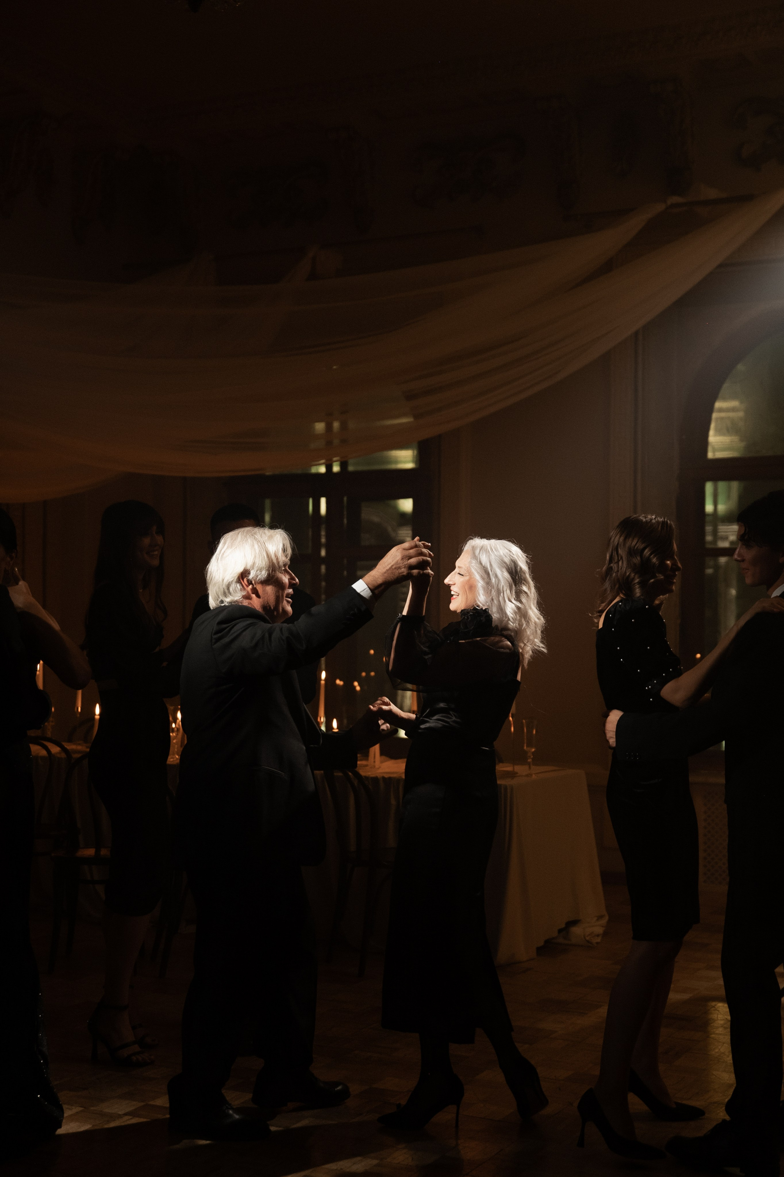 Камерный свадебный ужин при свечах в старинном особняке в фотостудии 21. Kult. Ярослава Ерина — свадебный фотограф в Москве