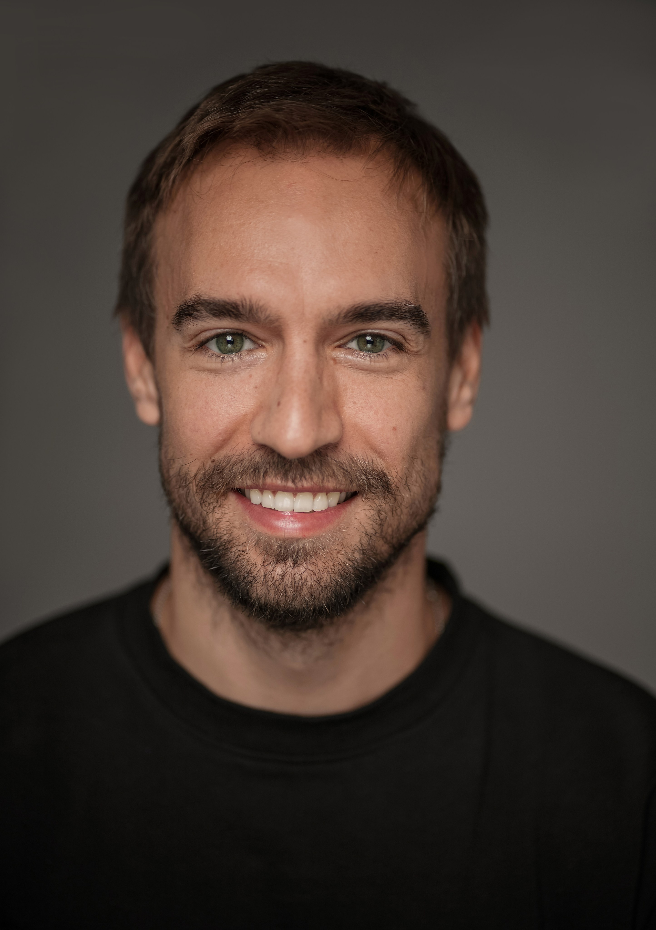 Актер Петр Романов. Портретная съемка в Москве, студийный фотограф Игорь Фомин