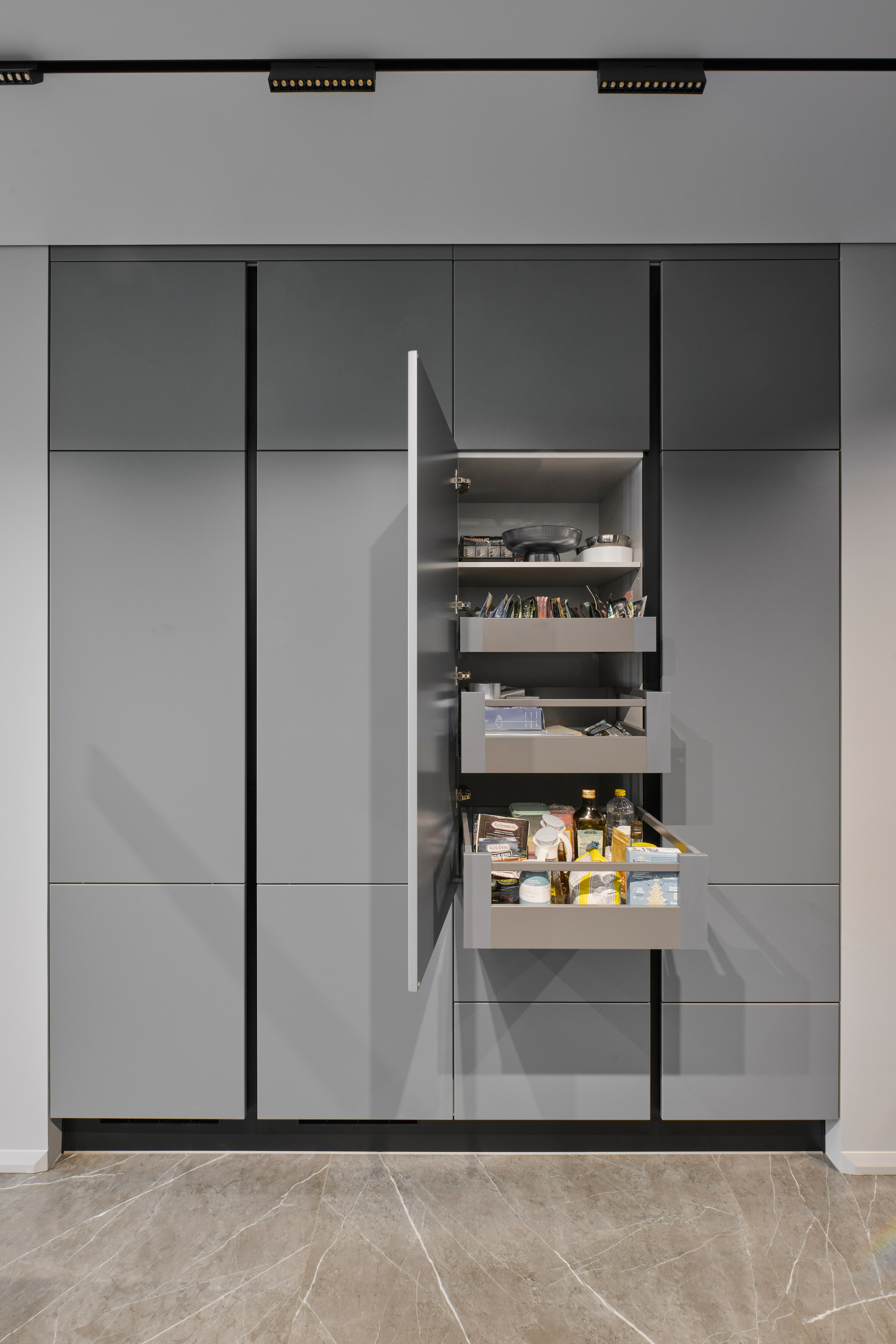 Шкаф с распашной дверью: открытая секция, полки и хранение