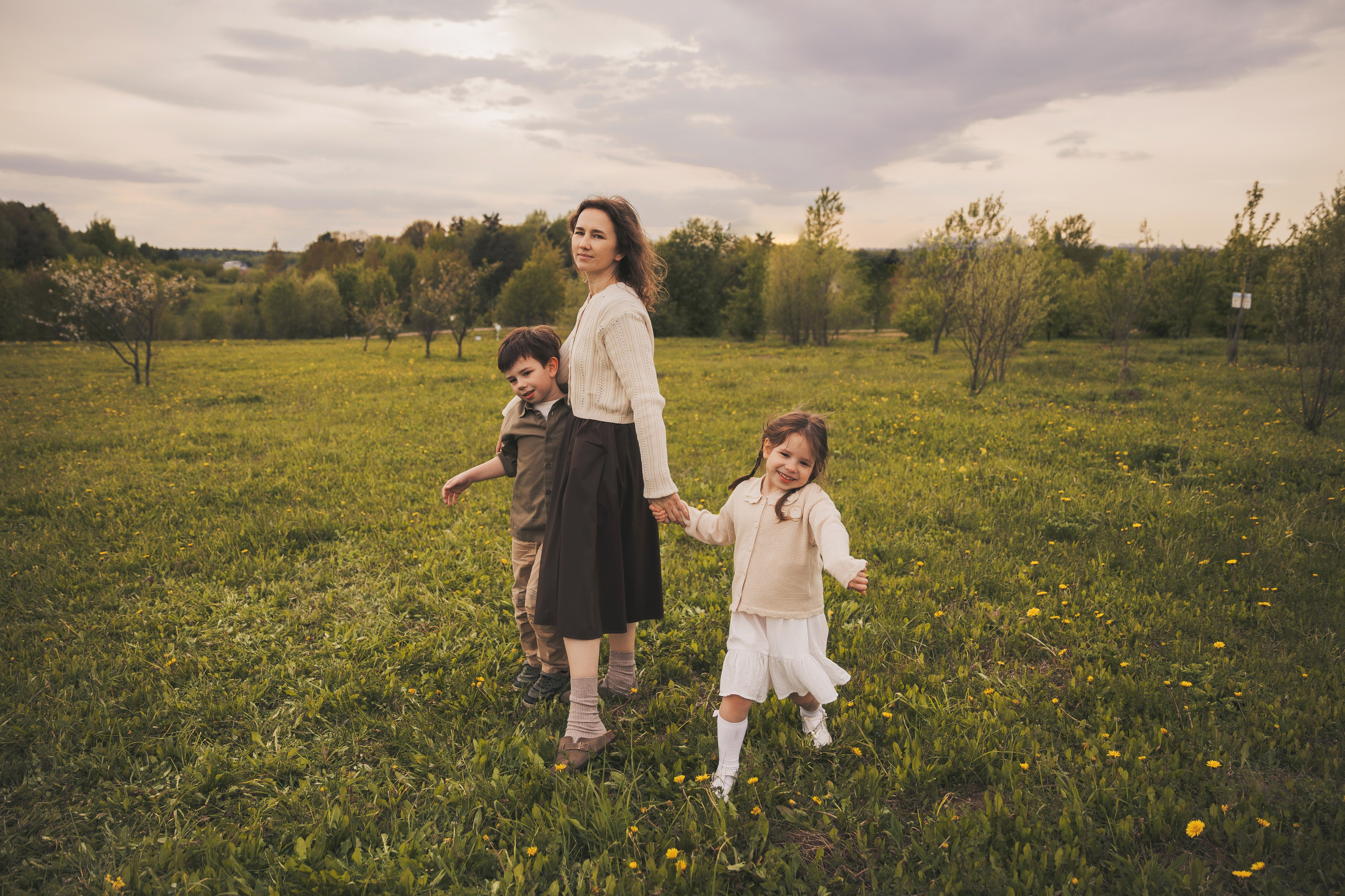 Фотосессия мамы с детьми в парке. Семейный и женский фотограф в Москве Надежда Воробьева