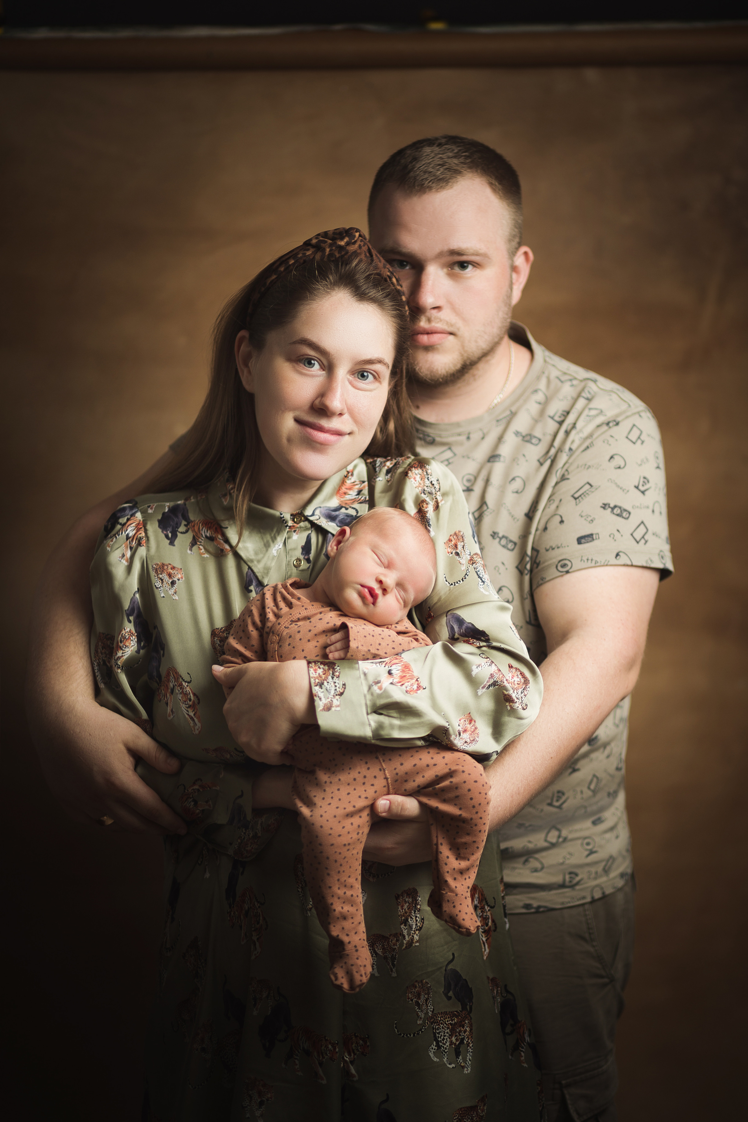 Newborn фотосессия в Великих Луках в студии. Портрет семьи, Демьян смотрит в кадр, малышка спит