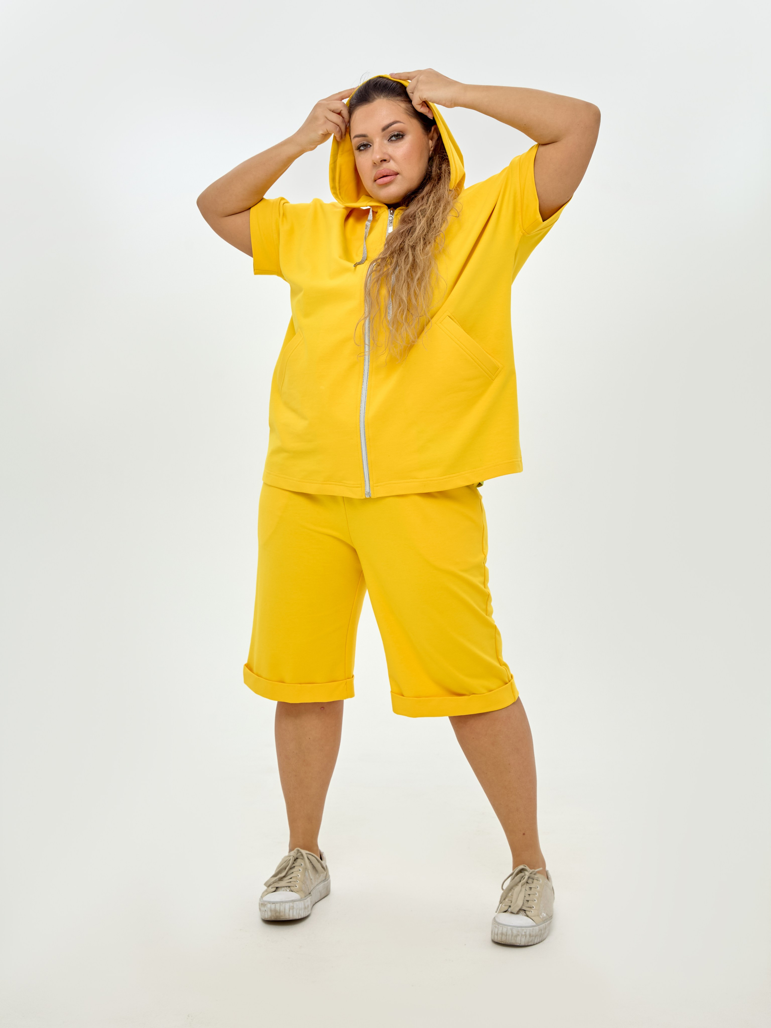 Элеонора Игнатова в жёлтом костюме на белом фоне 