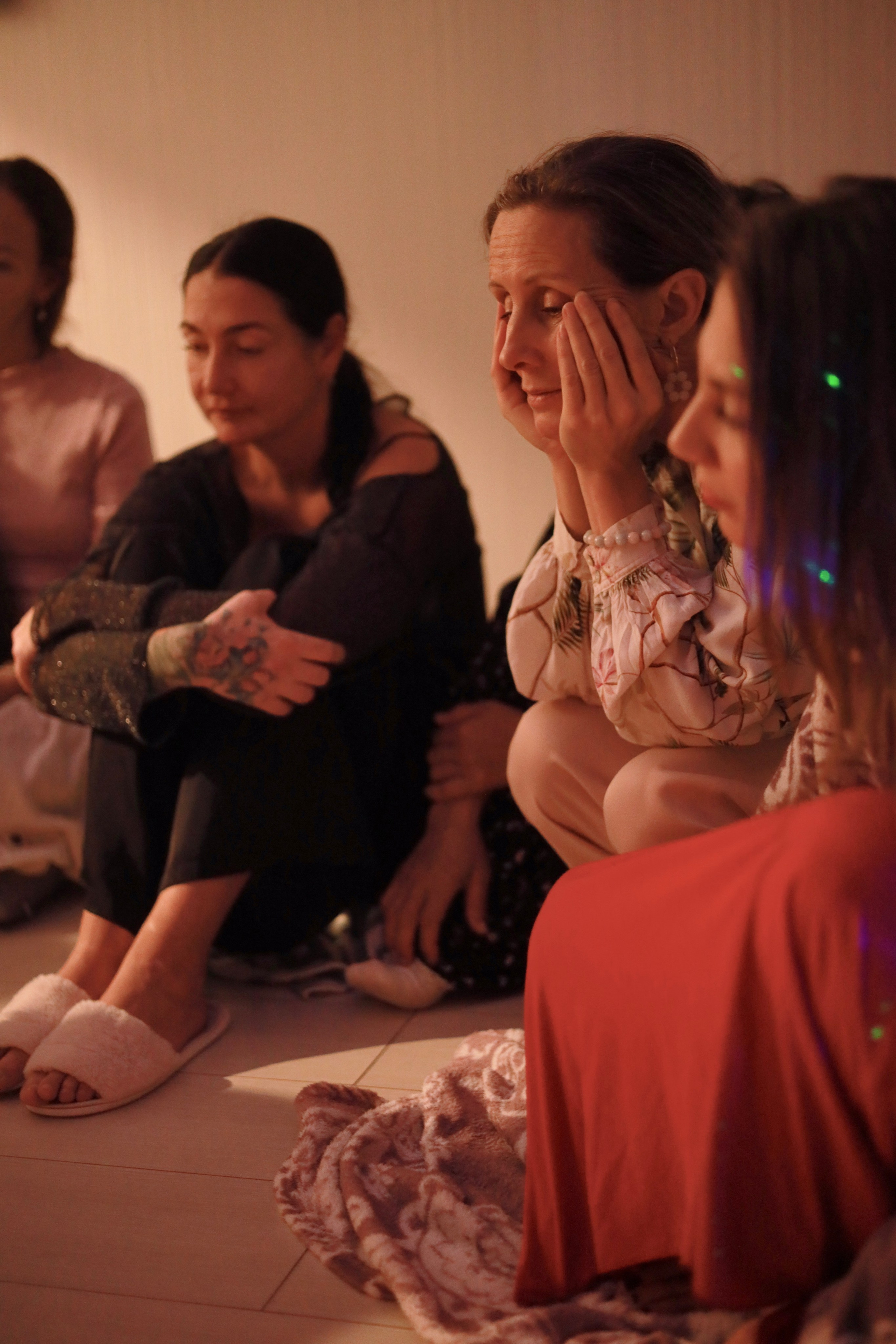 Women circle. Family, portrait, content photo in Costa Rica Evgeniya Besprozvannykh