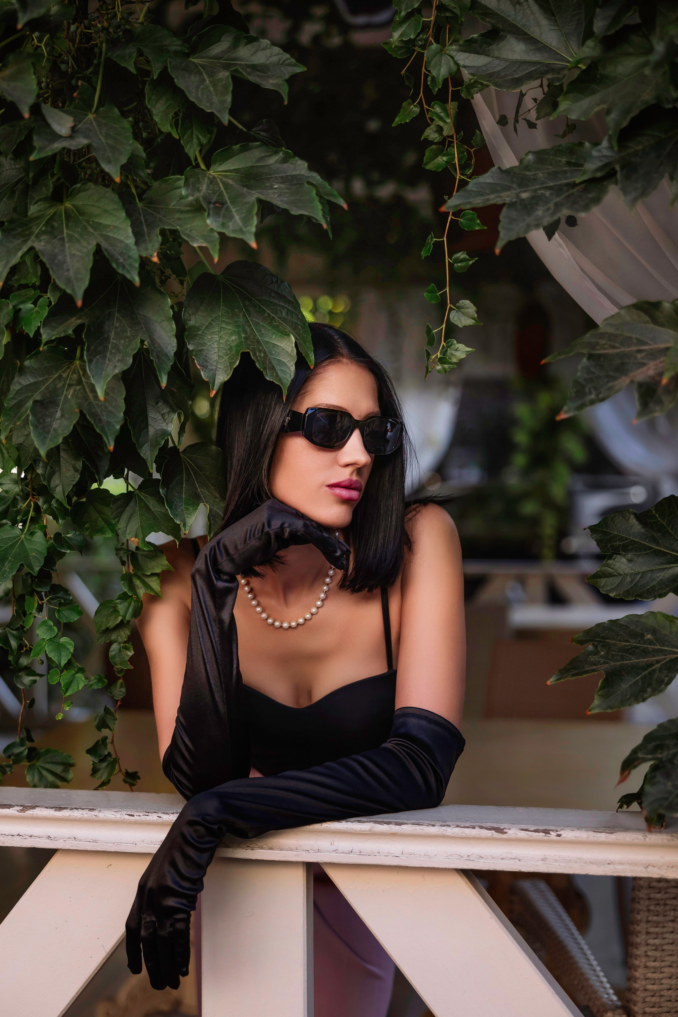 Портрет девушки в чёрных перчатках и очках