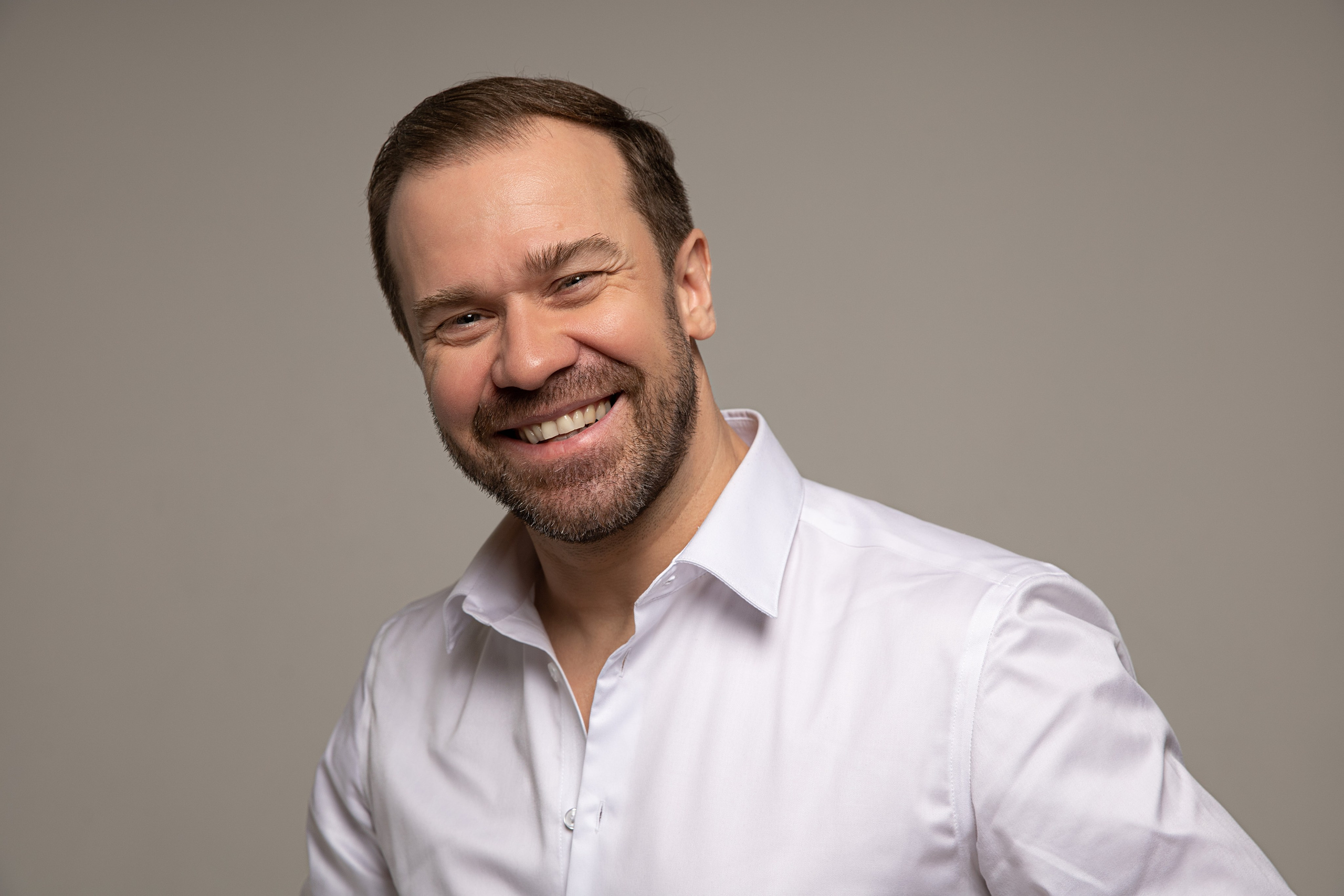 Актёрское портфолио. ФОТОГРАФ РАДОСТИ Фотосессия в студии СПб. Портретный фотограф — Юрий Торлопов