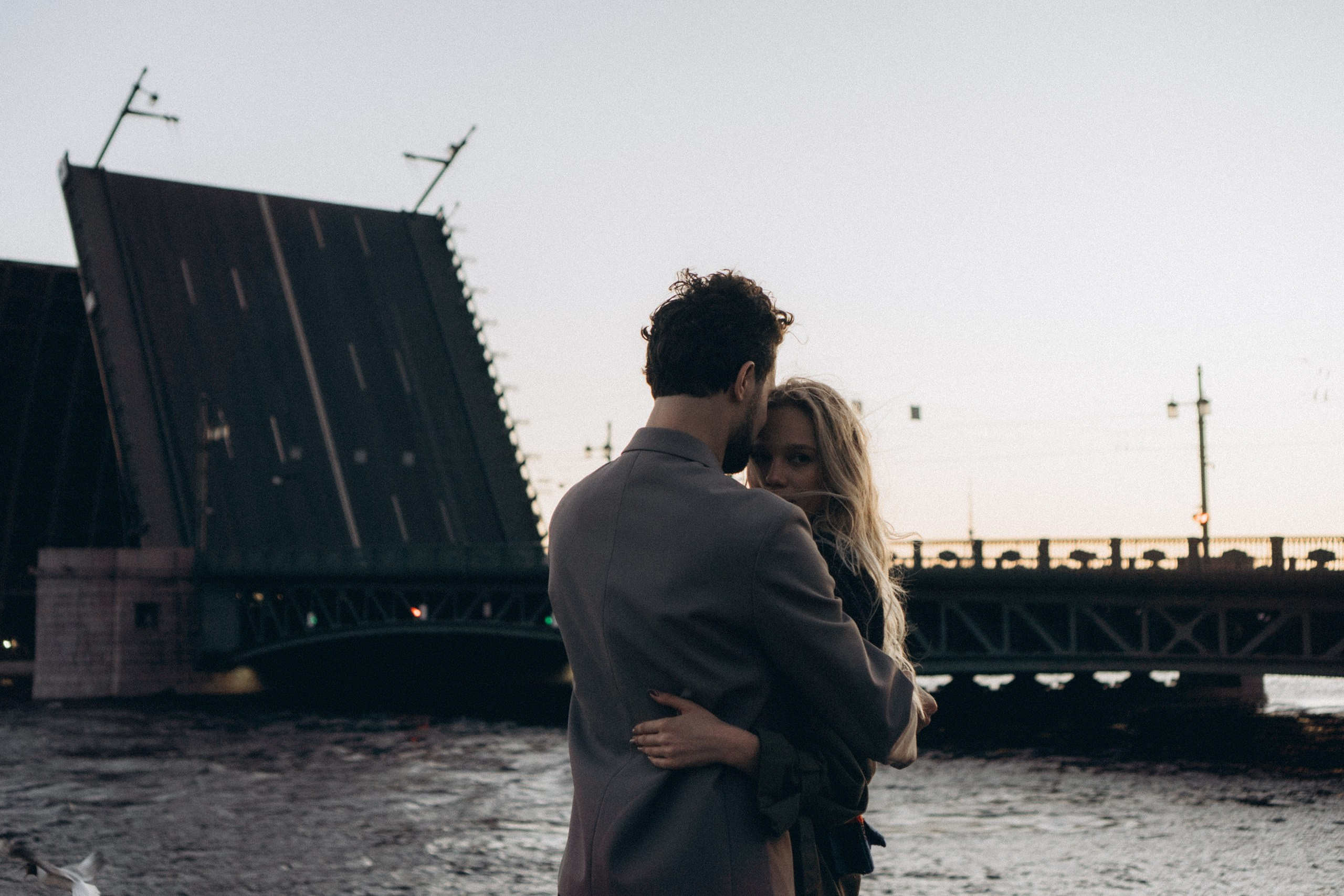 СВАДЕБНАЯ СЬЕМКА ПАРЫ НА РАССВЕТЕ В БЕЛЫЕ НОЧИ И ПРОГУЛКА С РАЗВОДНЫМИ МОСТАМИ И ПИКНИК ВОЗЛЕ ИСАКИЕВСКОГО СОБОРА. Профессиональный фотограф, Санкт-Петербург — Виктория Богомолова