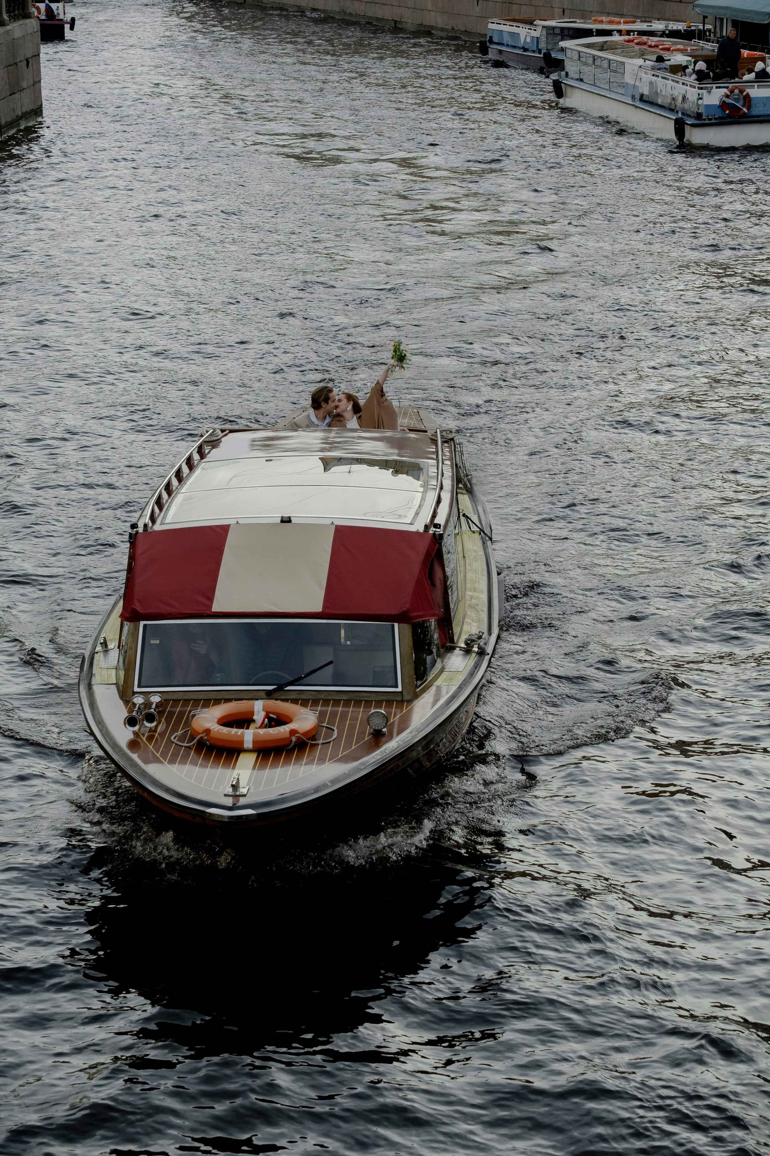 СВАДЕНБНАЯ СЬЕМКА НА КАТЕРЕ ПО КАНАЛАМ САНКТ-ПЕТЕРБУРГА И В АКВАТОРИИ НЕВЫ. Профессиональный фотограф, Санкт-Петербург — Виктория Богомолова