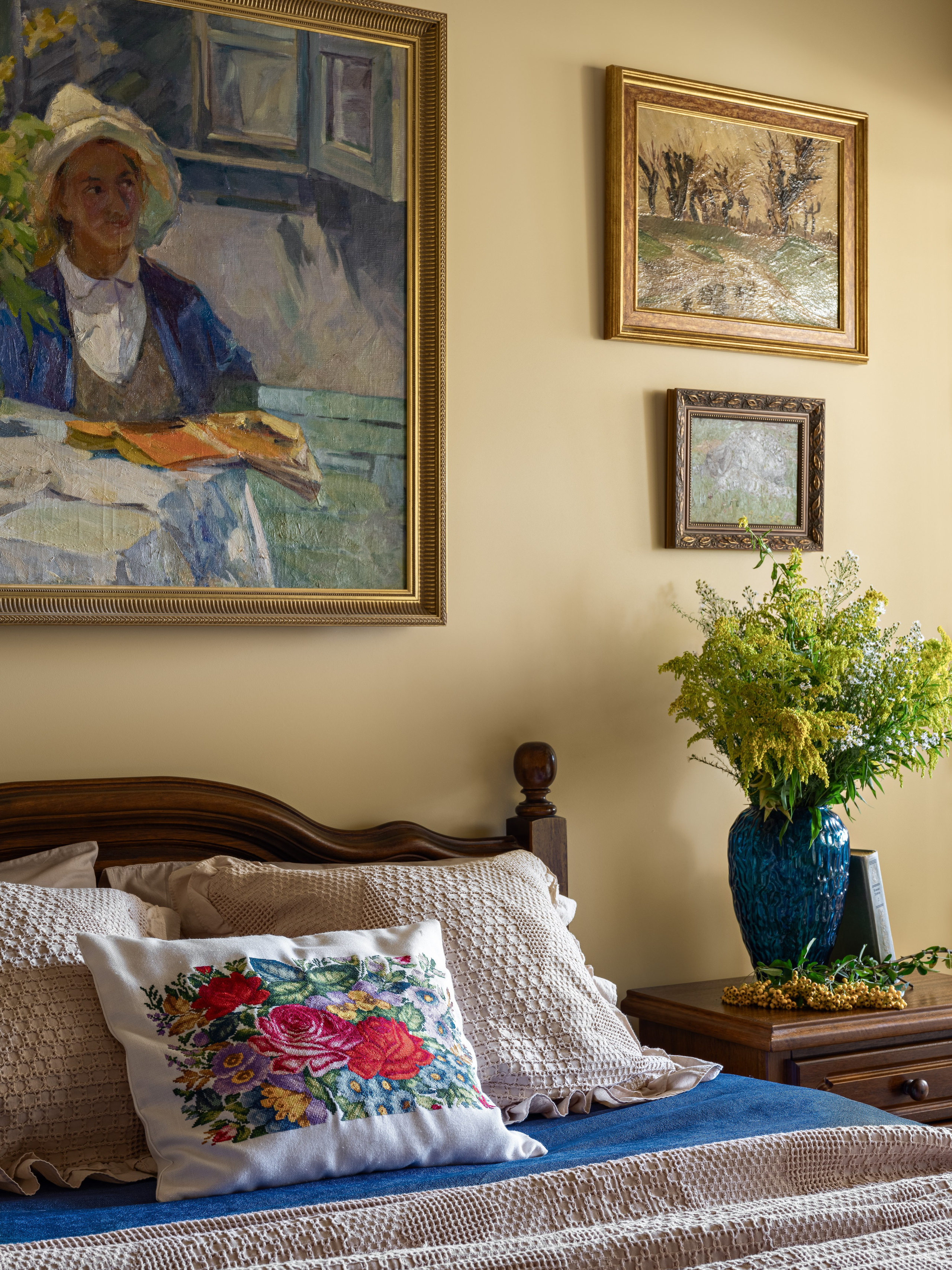 Интерьер спальни в современном классическом стиле с акцентом на уют, гармонию и элегантность, выполненный дизайнерами Юлией Капункиной и Альбиной Терещенко; фото Сергея Денисенко, стилистика Алины Нелень.