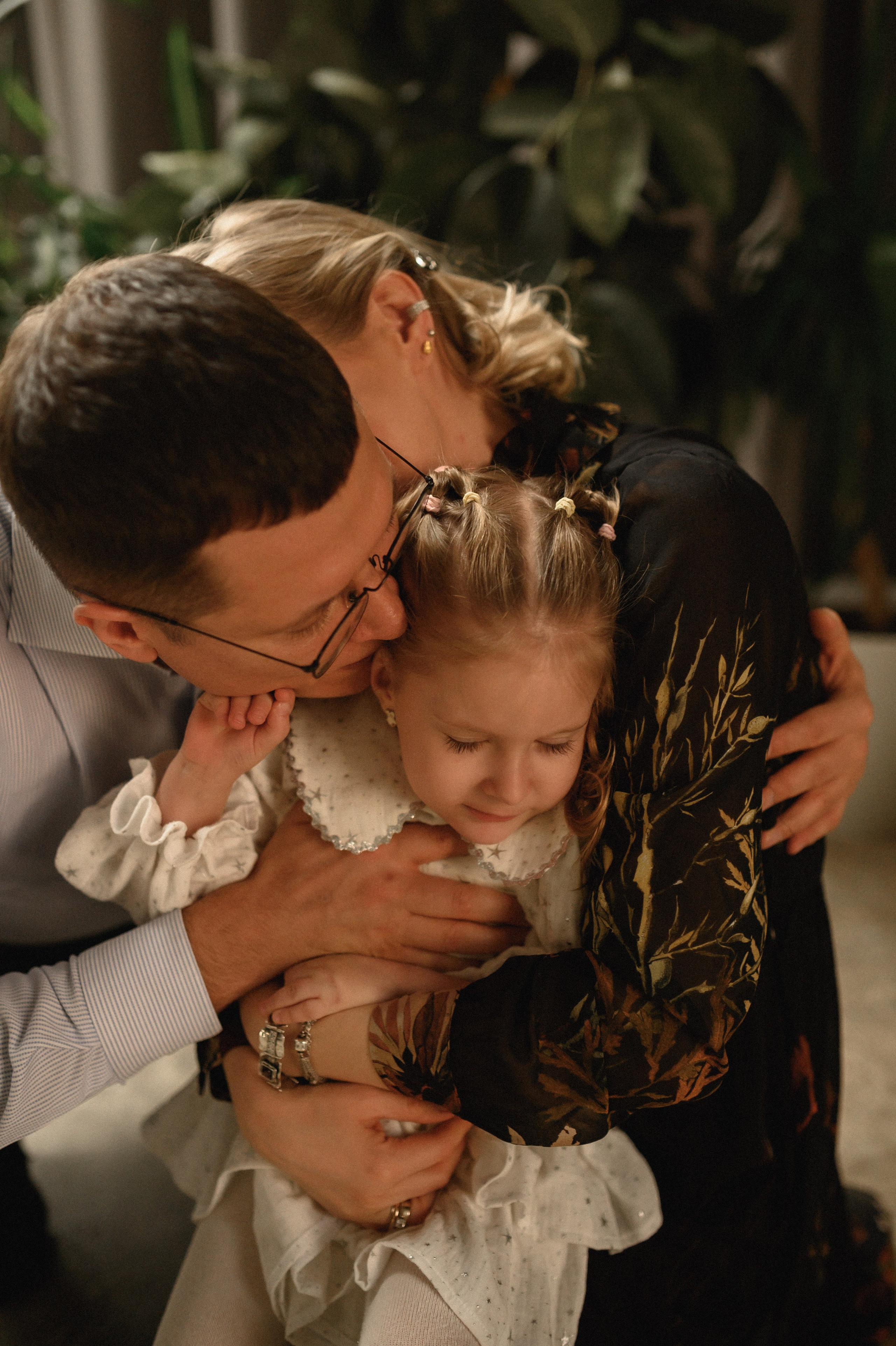 Андрей, Оля и Таисия в студии Пространство. Семейный и свадебный lifestyle-фотограф в Москве Мария Петрова