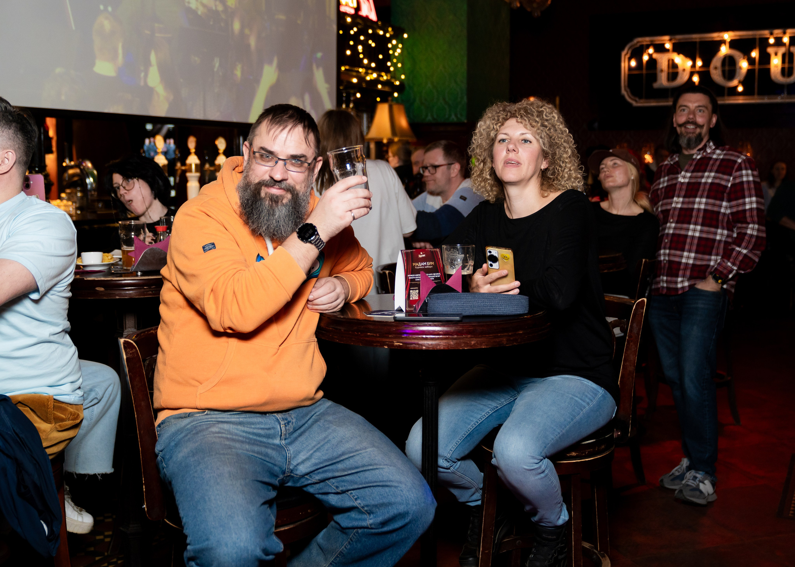 Гости отдыхают за столиком на концерте Васи Васина в Douglas Bar. Фото Евгения Мальцева.