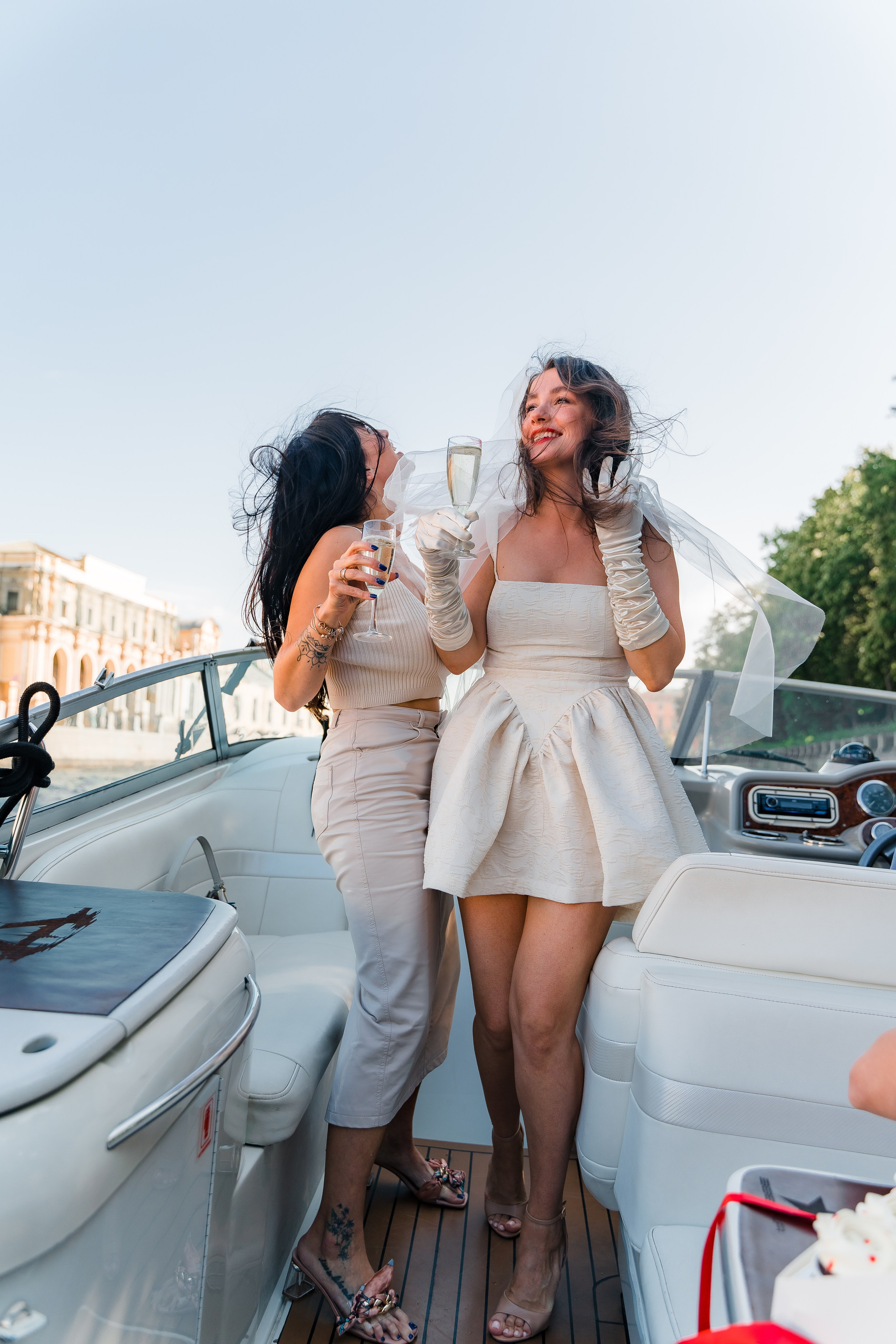 Фотосъемка девичника, встреча девушек, веселые женские портреты