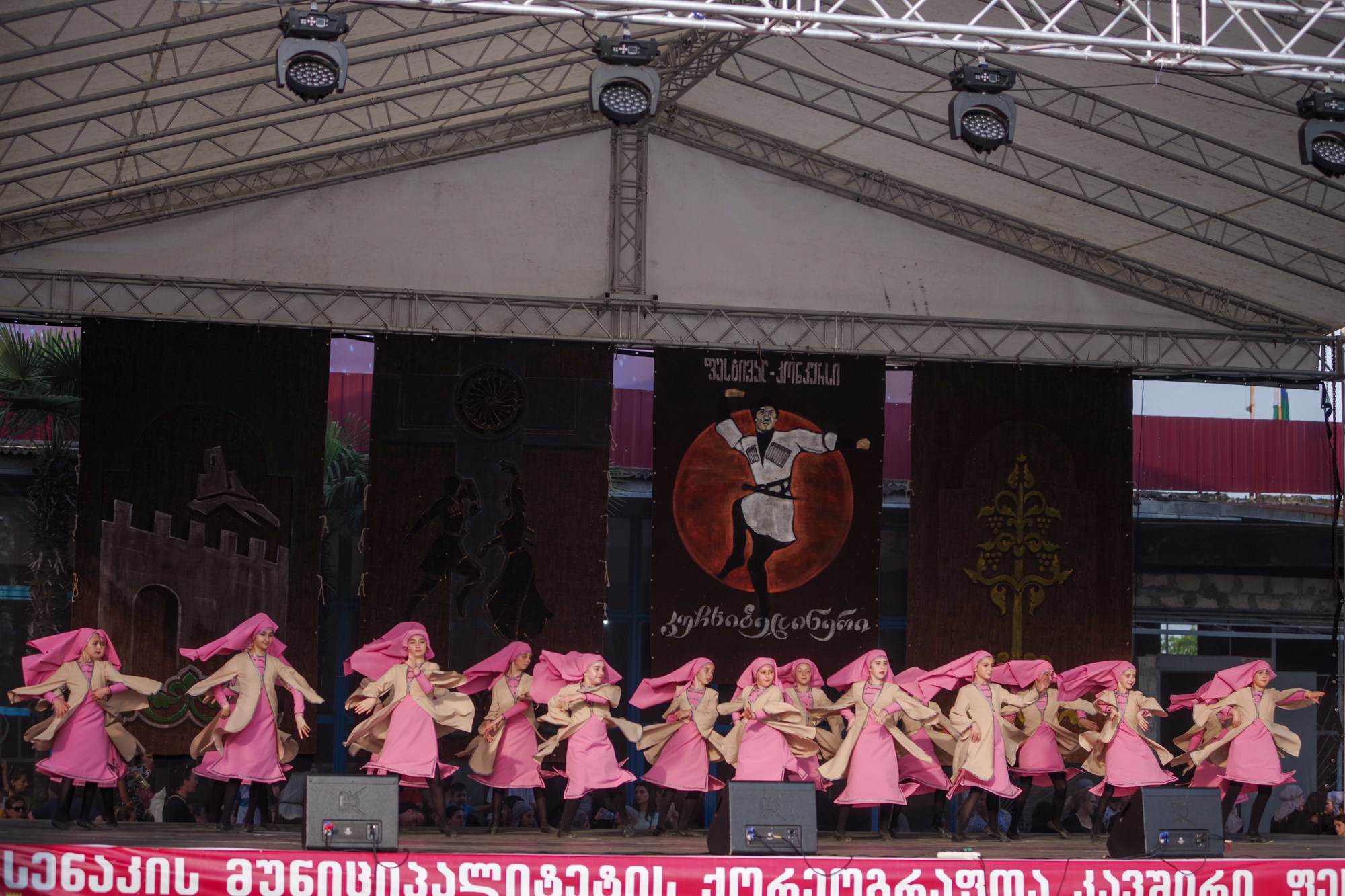 Грузинский танец. Портретный фотограф Денис Милютин