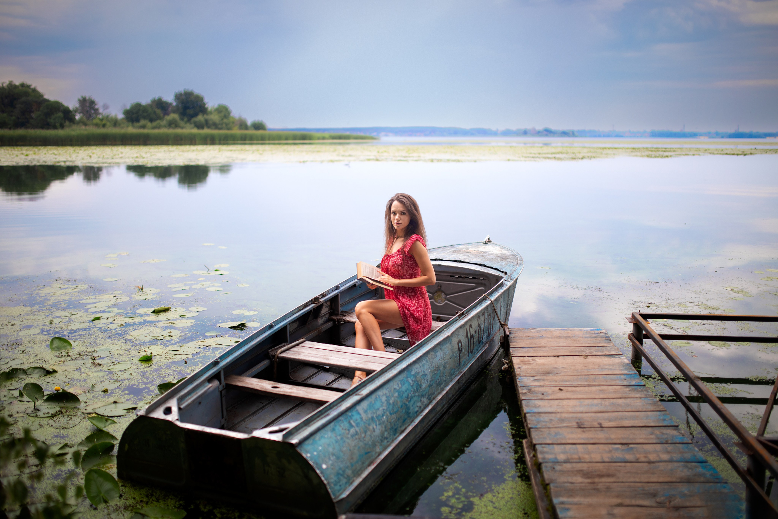 Съемка с Екатериной на рассвете на берегу реки
