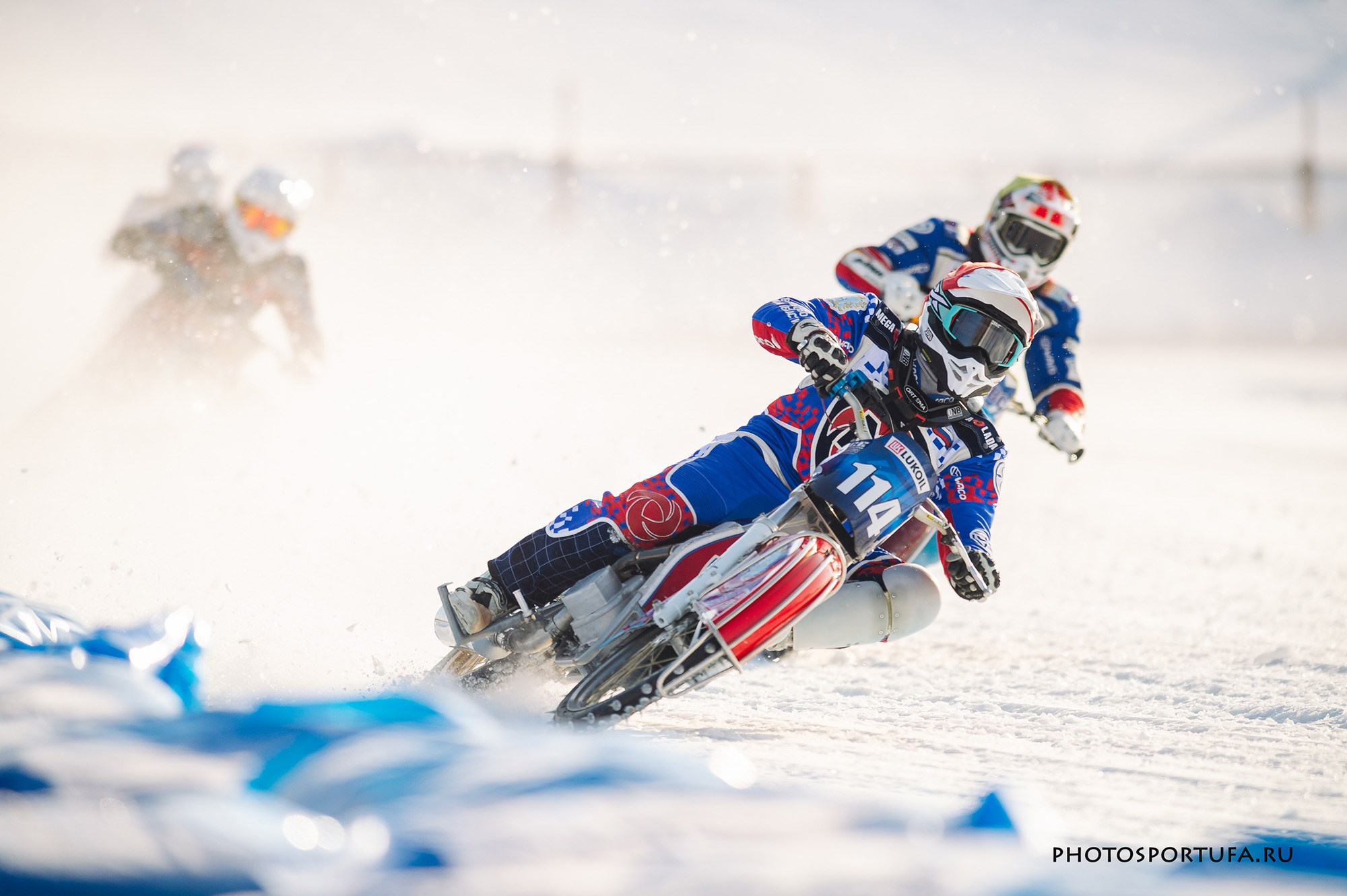 Мотогонку на льду. Спортивный фотограф в Уфе Евгений Буров