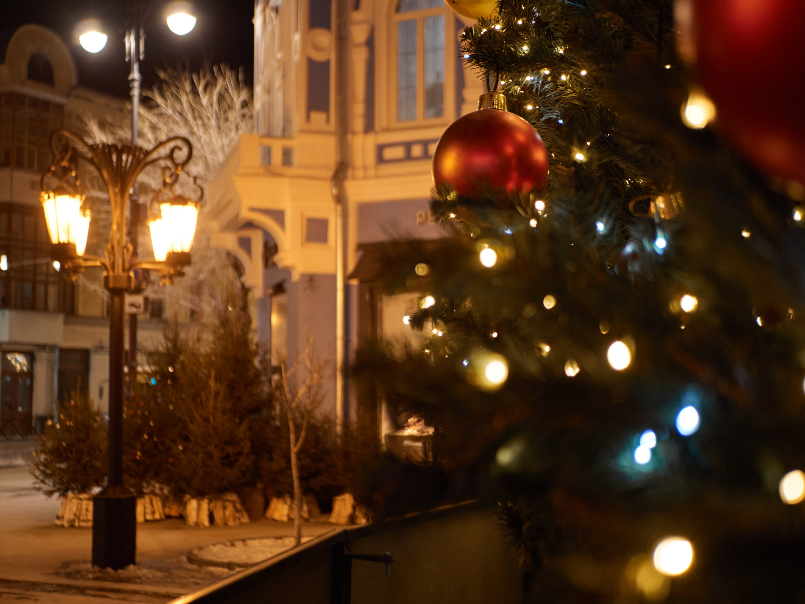 Архитектура исторических зданий на Ленинградской, дополненная сияющими гирляндами.