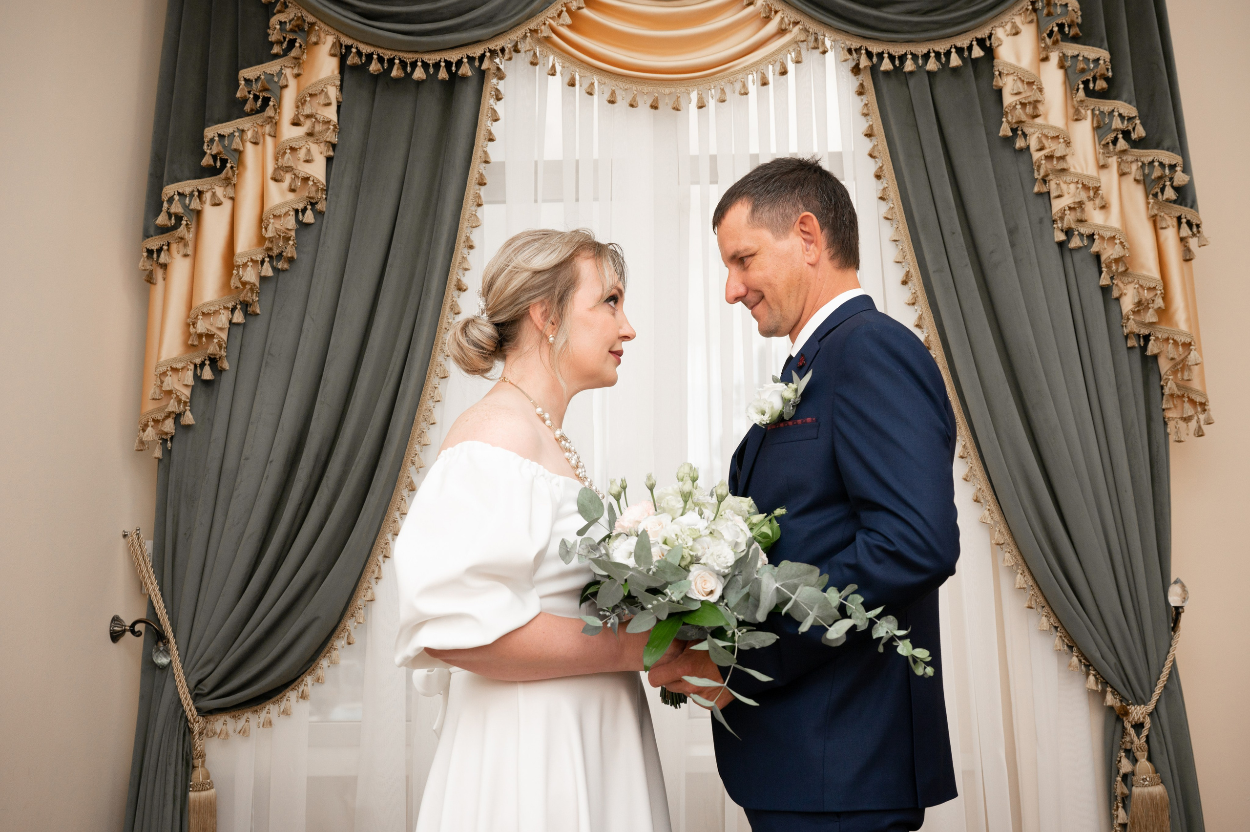 Невеста и жених на фоне занавеса и окна малый Екатерининский зал