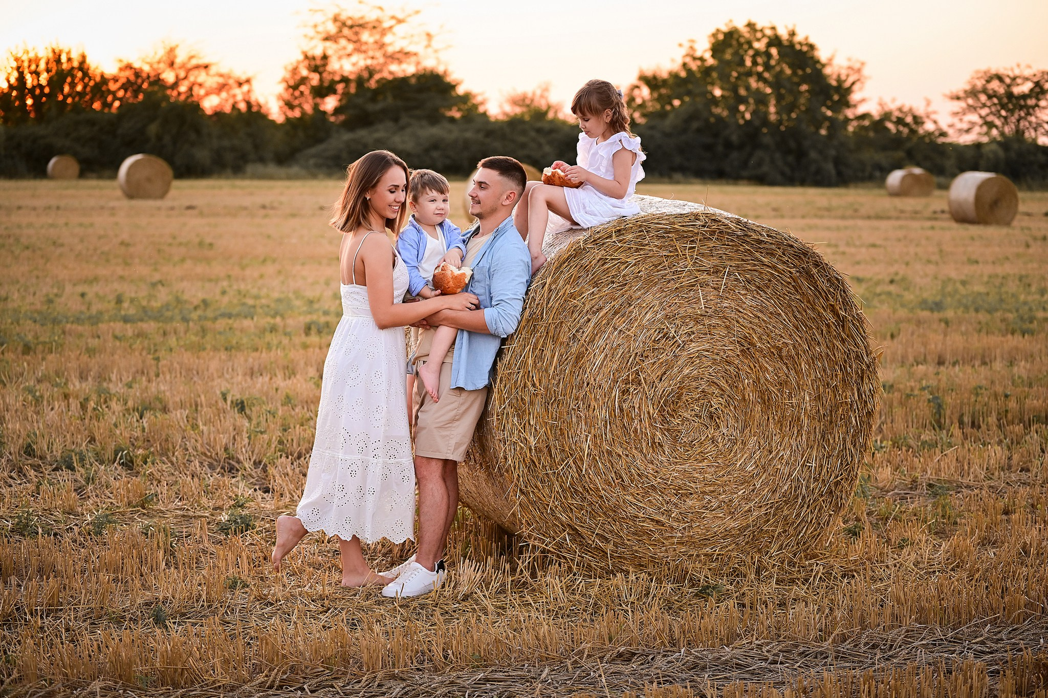 Семейная фотосессия с детьми на поле со стогами в Краснодарском крае