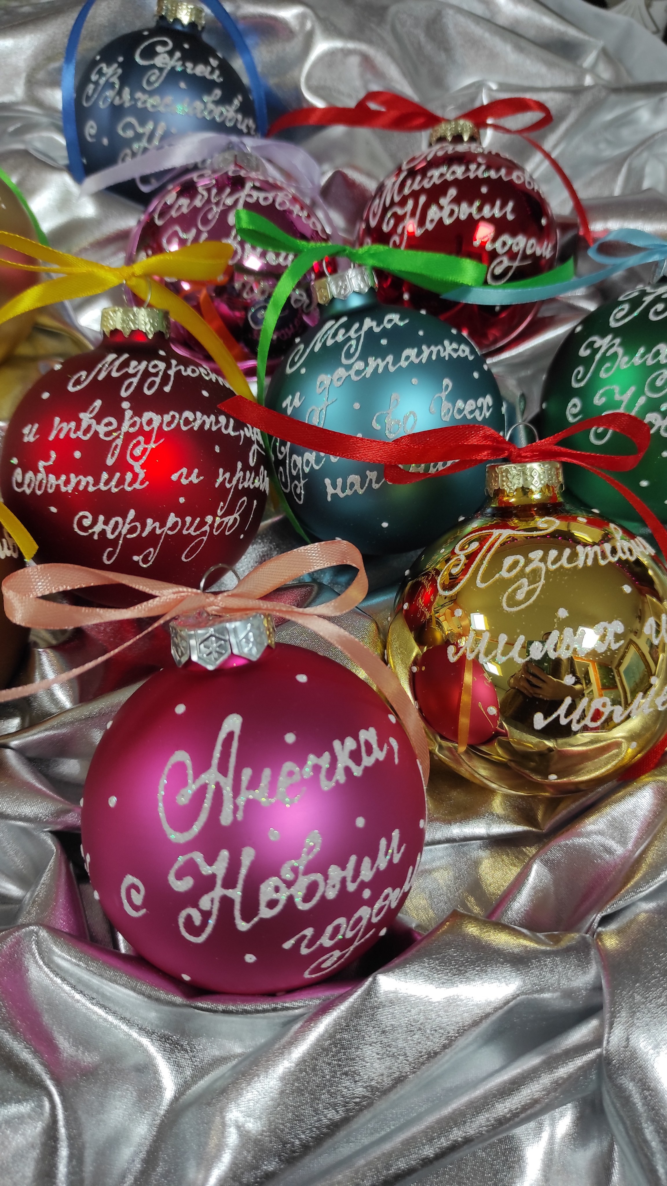 ArtSHARm- наше портфолио по ёлочным шарам с ручной росписью. Художественная ручная роспись елочных шаров, корпоративные подарки и восковые аромасвечи