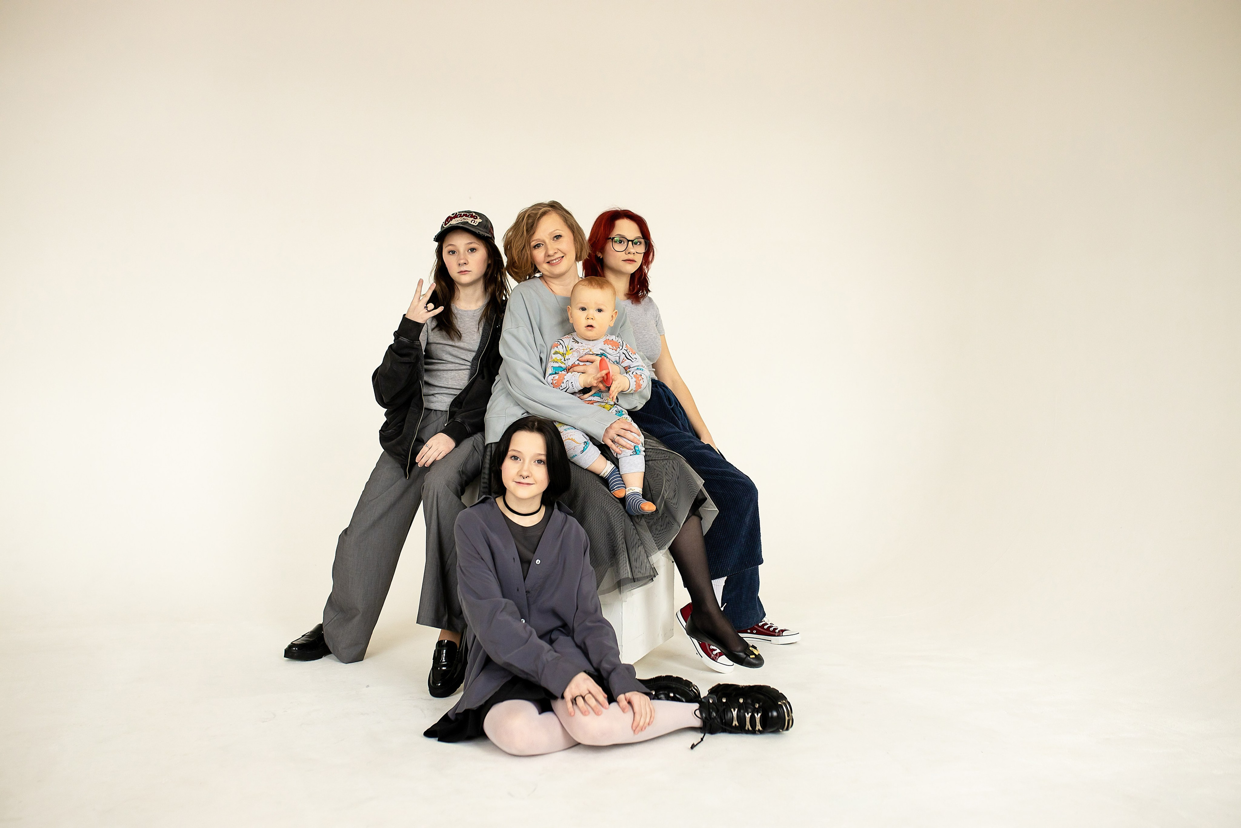 Семейная фотосессия на циклораме с естественным светом. Фотограф в Железнодорожном и Балашихе