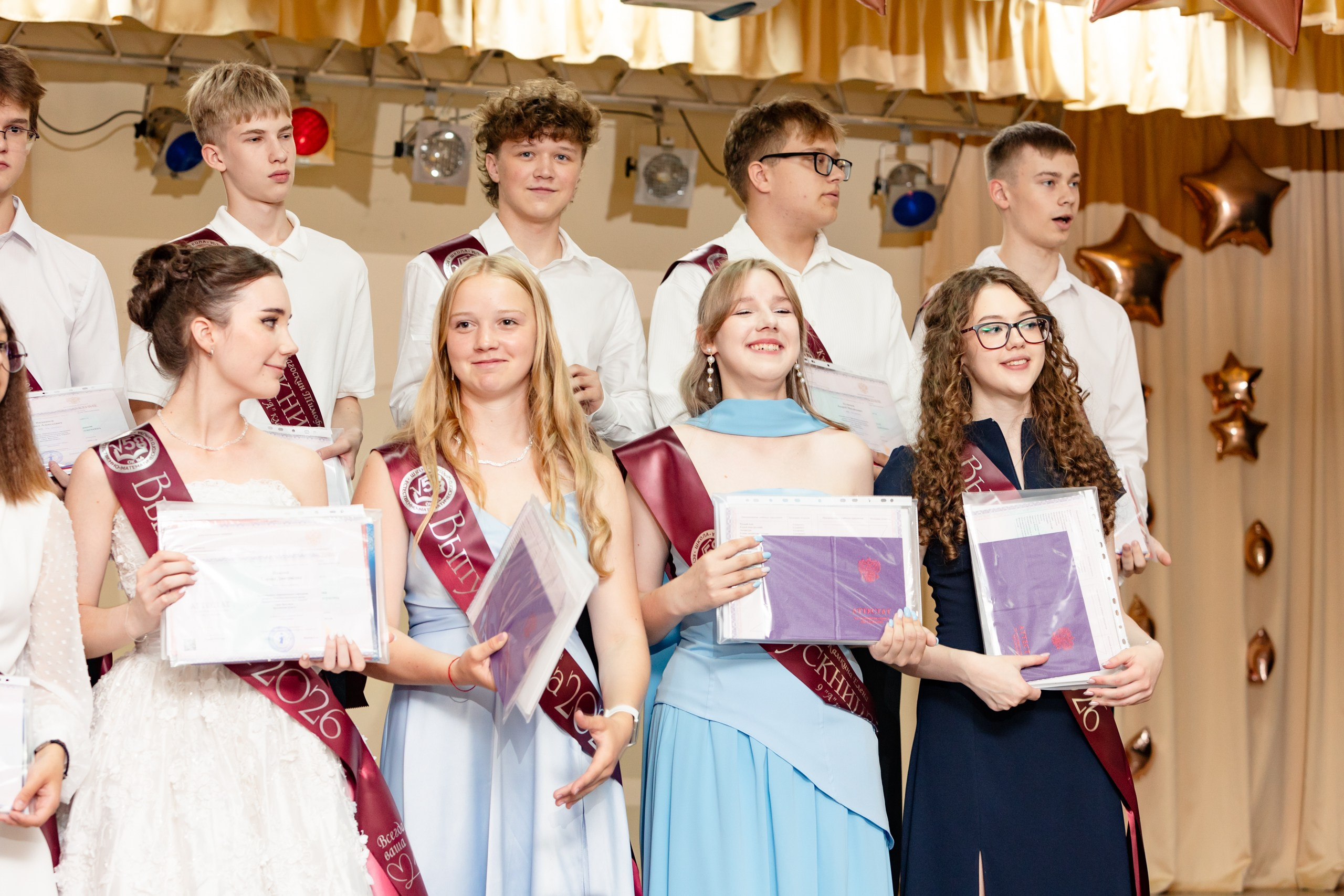 Репортажная съемка. На каждом снимке всегда два человека: фотограф и зритель