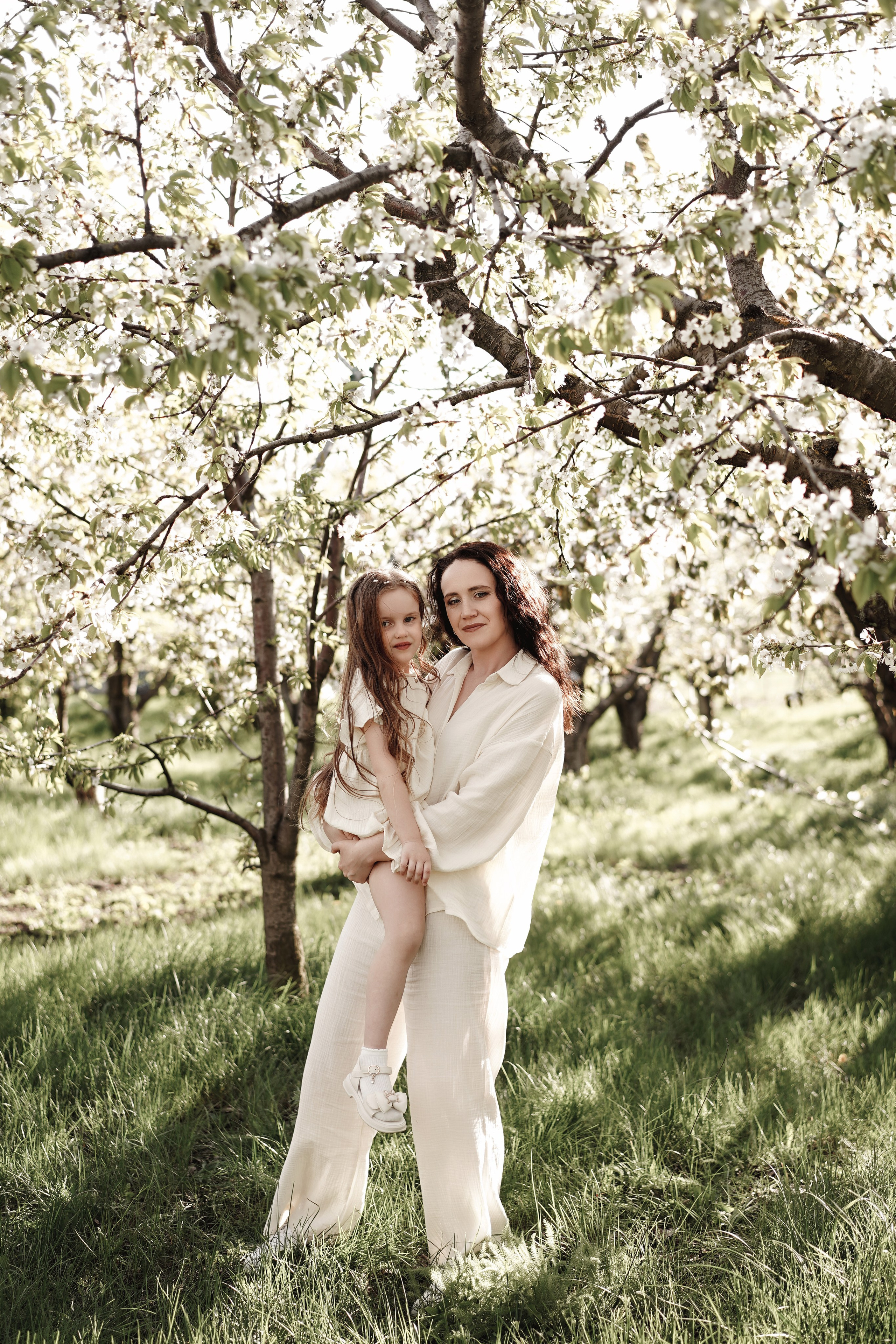 Семейная фотосессия на цветущих садах. Свадебный фотограф в Ростове-на-Дону. Таинство Крещения и Венчания, семейные фотосессии. Алёна Чёботова