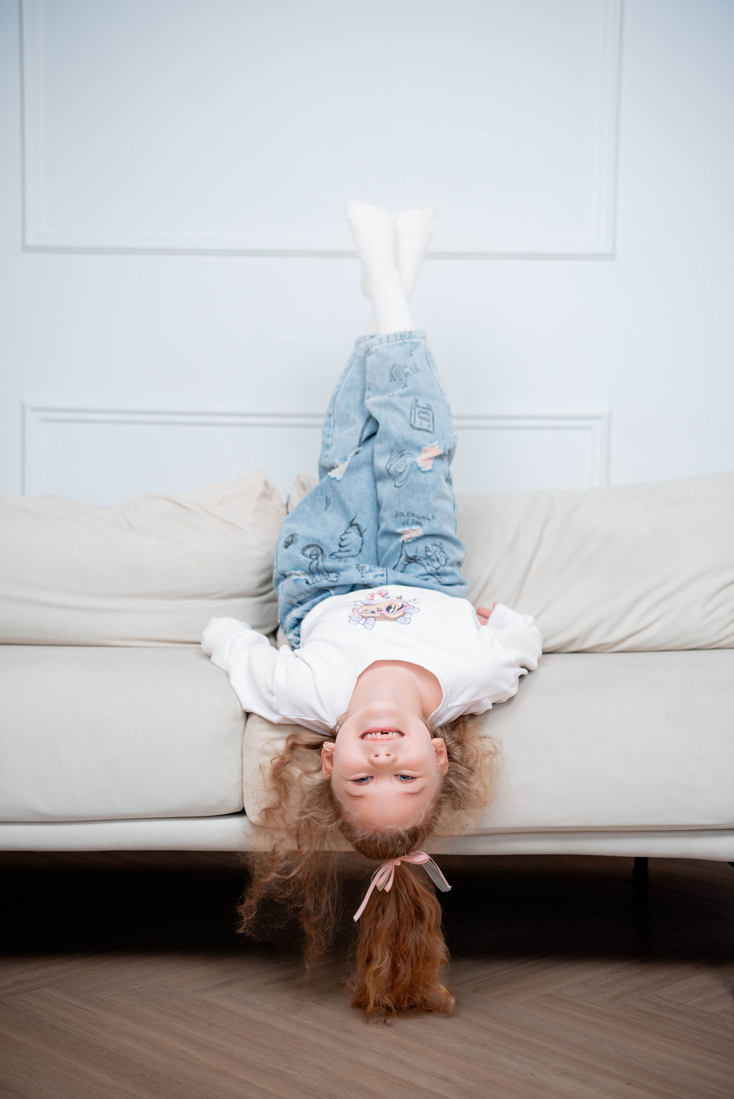 Семейная фотосессия в студии Волгоград для мамы и трёх дочек — Светлые образы в зале Apart. Фотограф в Волгограде и Волжском Александр Горбань