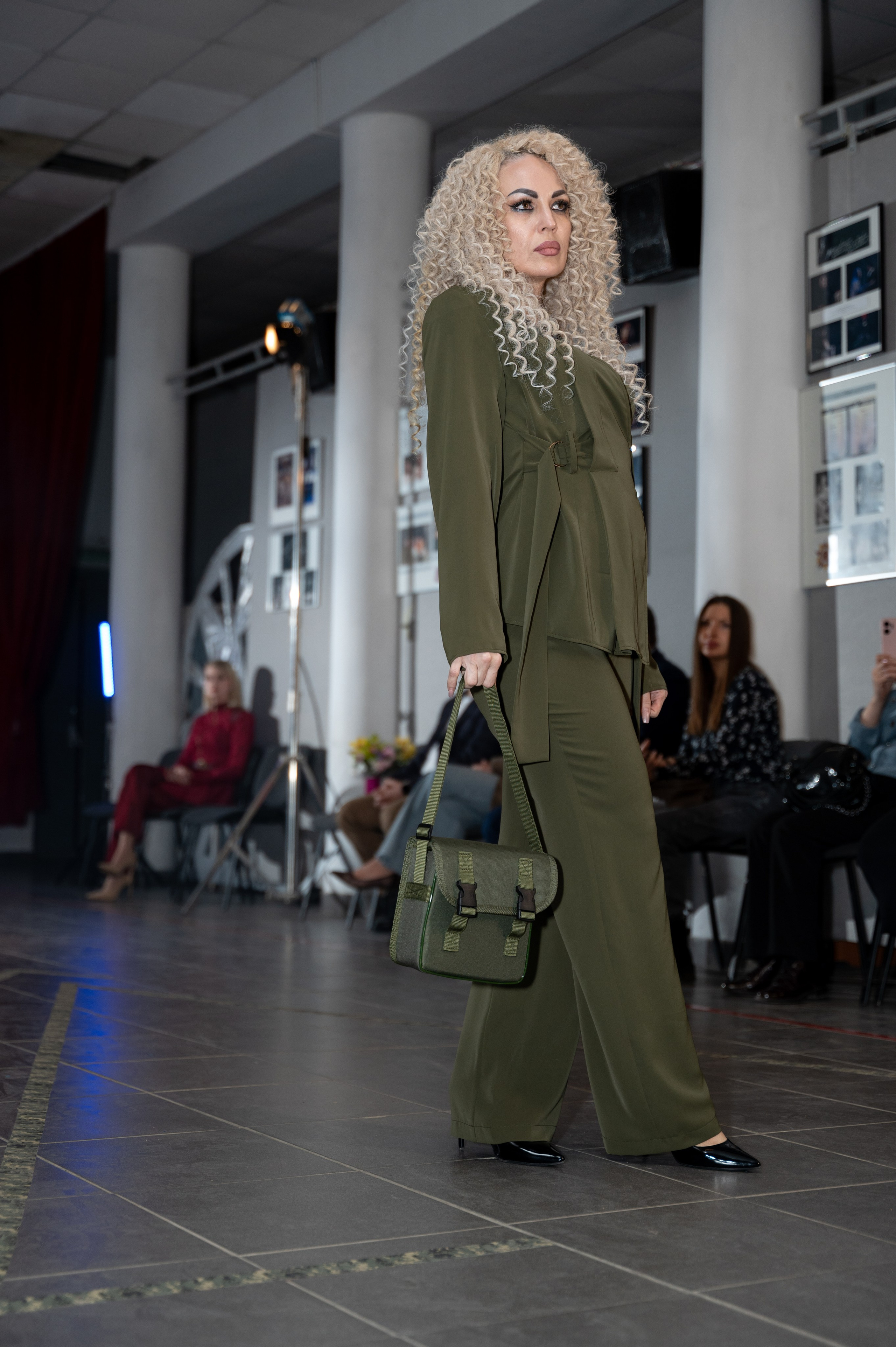 Закрытый показ милитари «Своя трансформация» дизайнера Юлии Бойченко | 24.04.2025. Фотограф в Омске Елизавета Кириллова